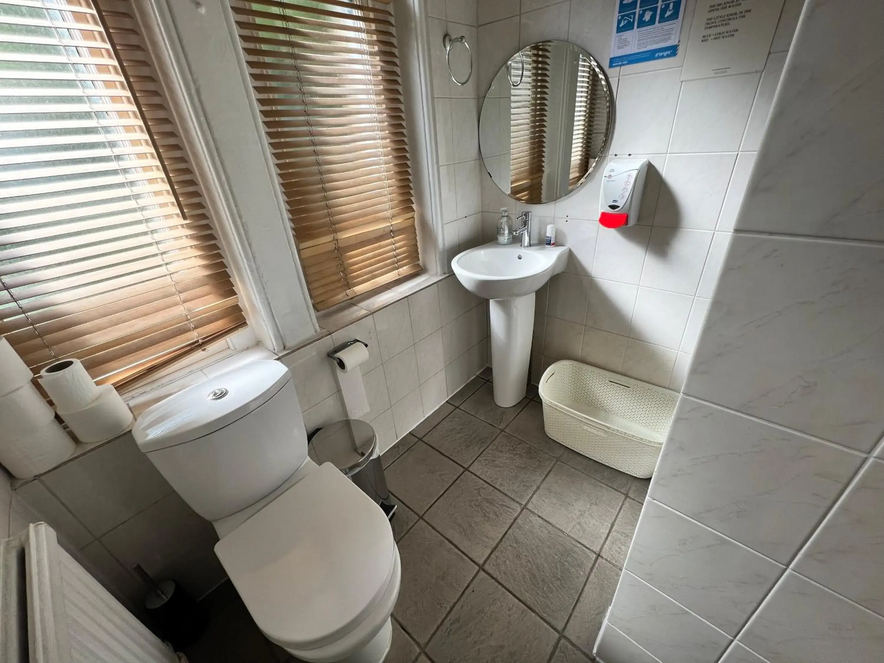 Twin Room with Shared Bathroom in Arran House Hotel Twin Room with Shared Bathroom in Arran House Hotel