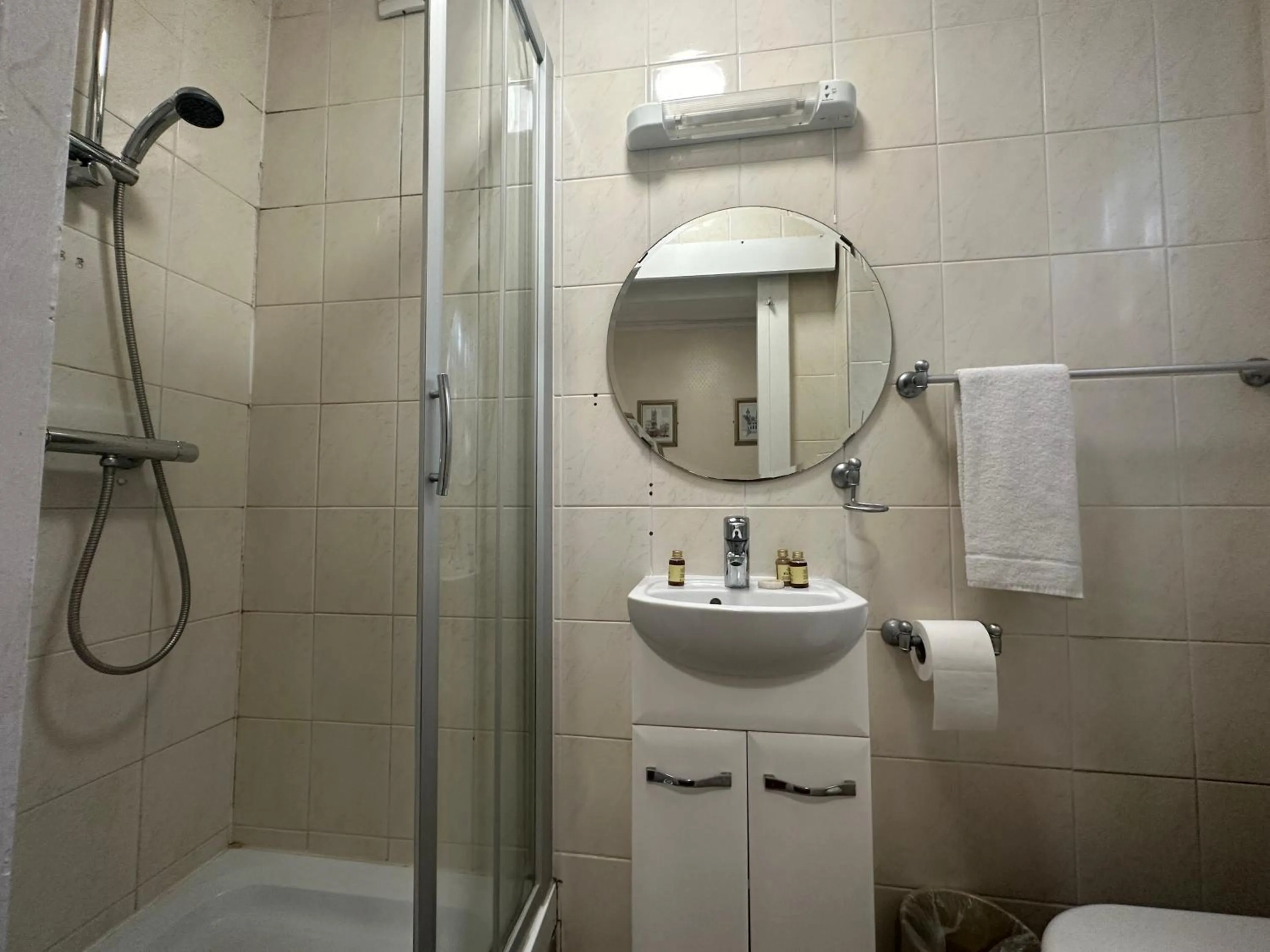 Toilet in Arran House Hotel