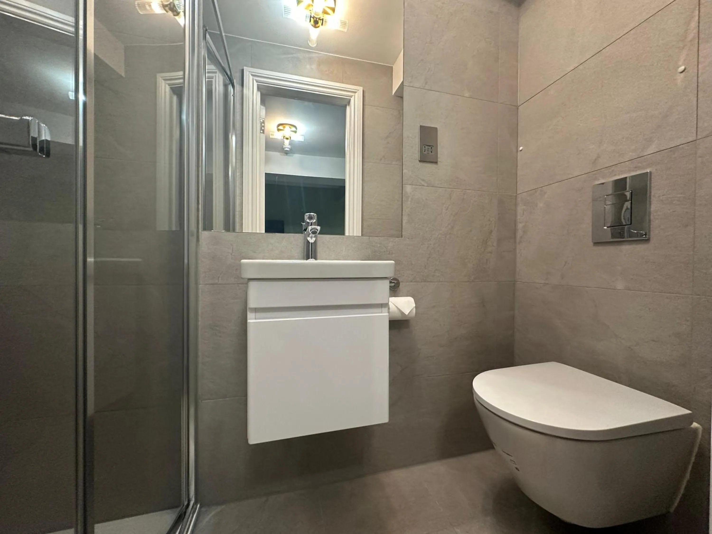 Shower in Arran House Hotel