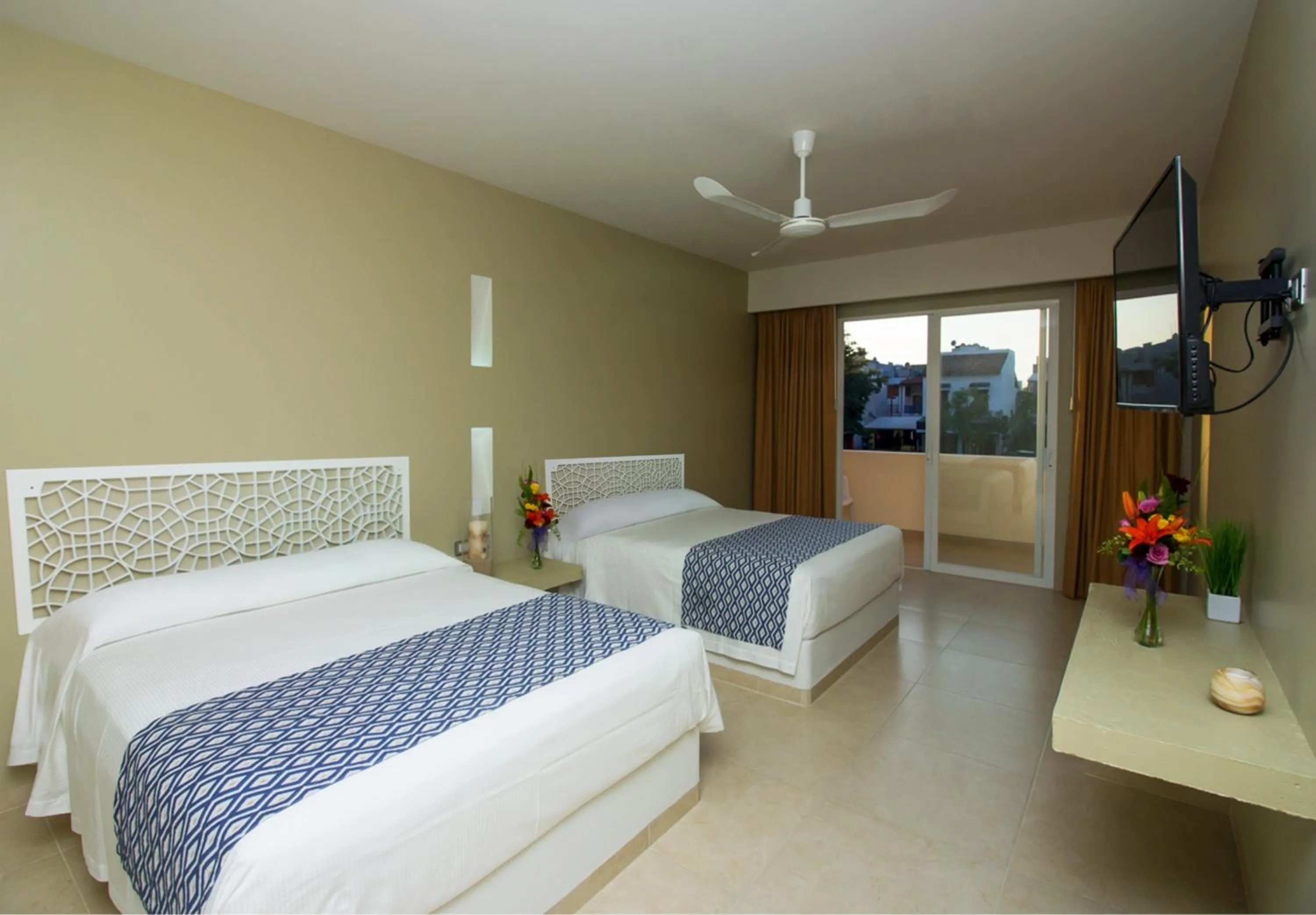 Bed in Hotel Huatulco Máxico