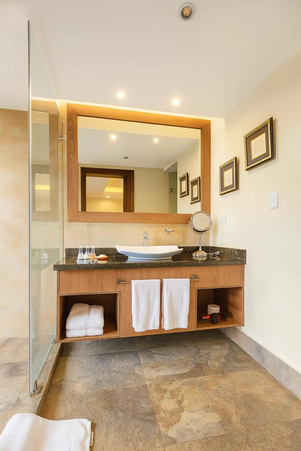 Bathroom in Hotel Medina Del Lago