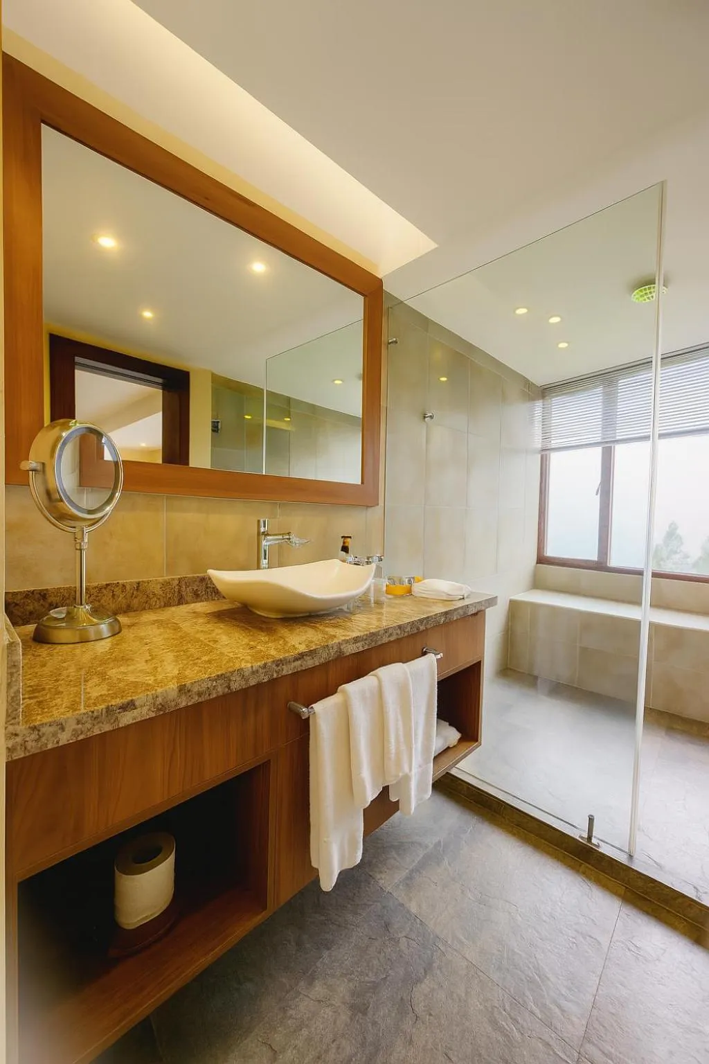 Shower in Hotel Medina Del Lago