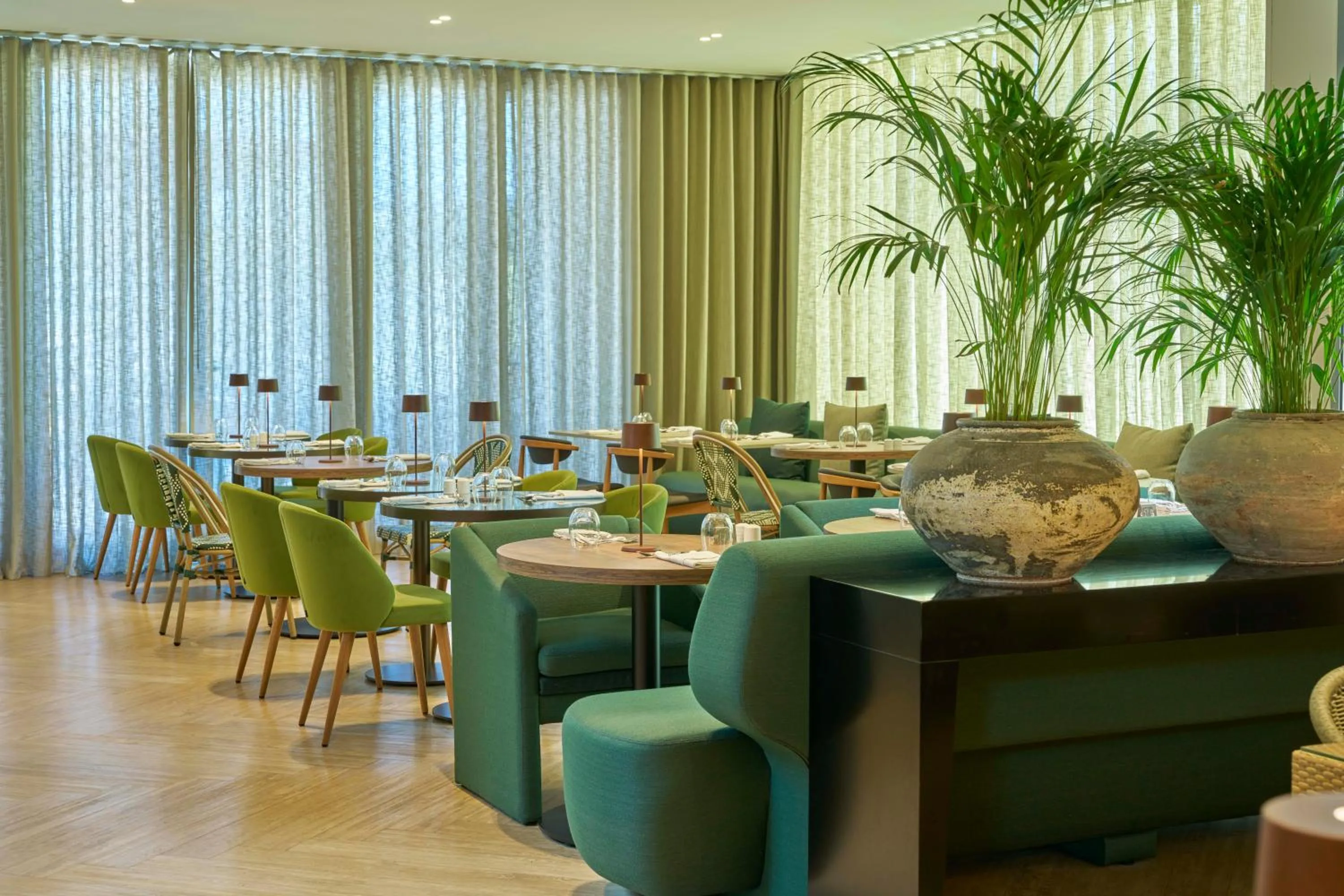 Restaurant/places to eat in Golden Residence Hotel