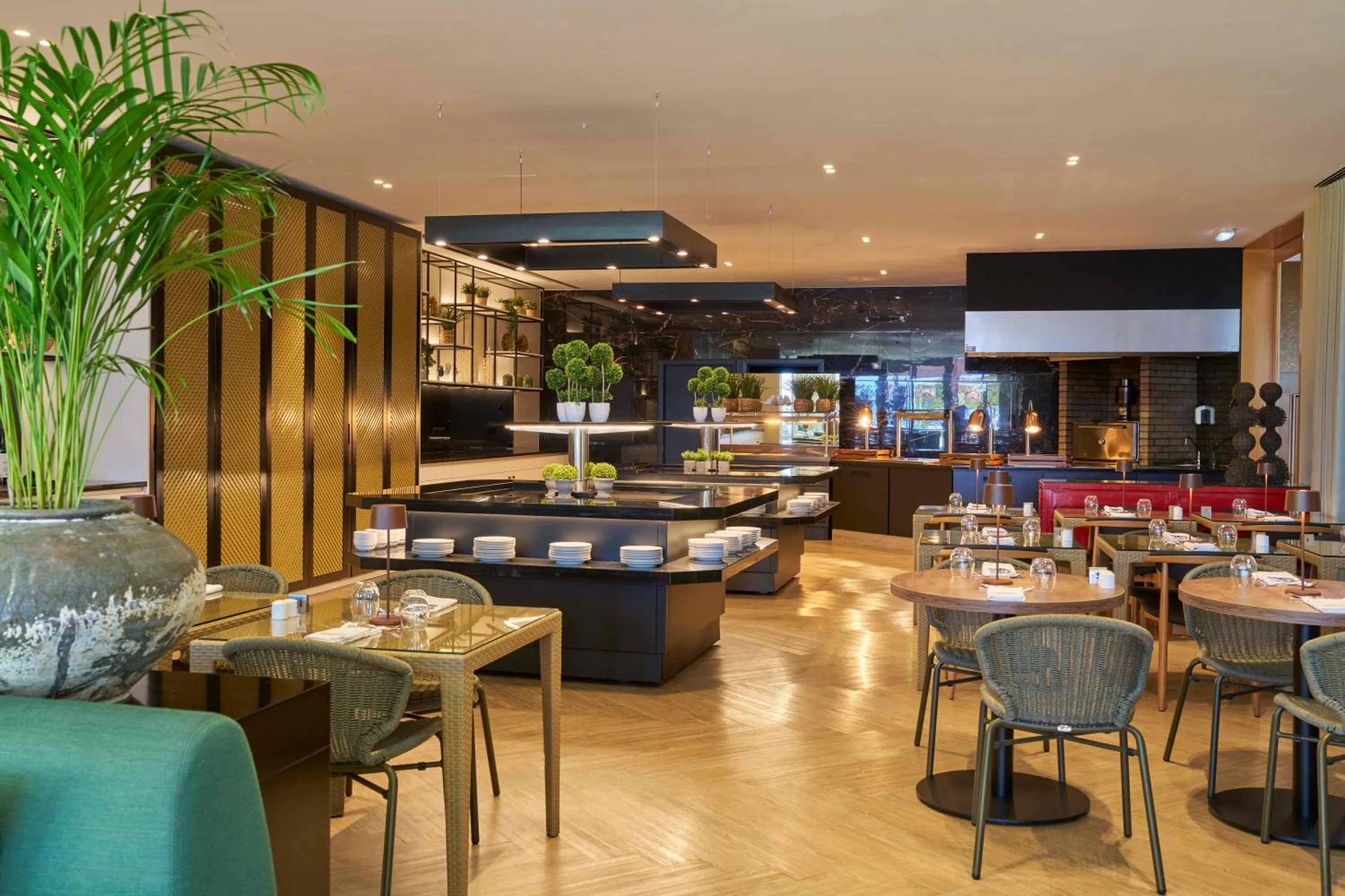 Restaurant/places to eat in Golden Residence Hotel