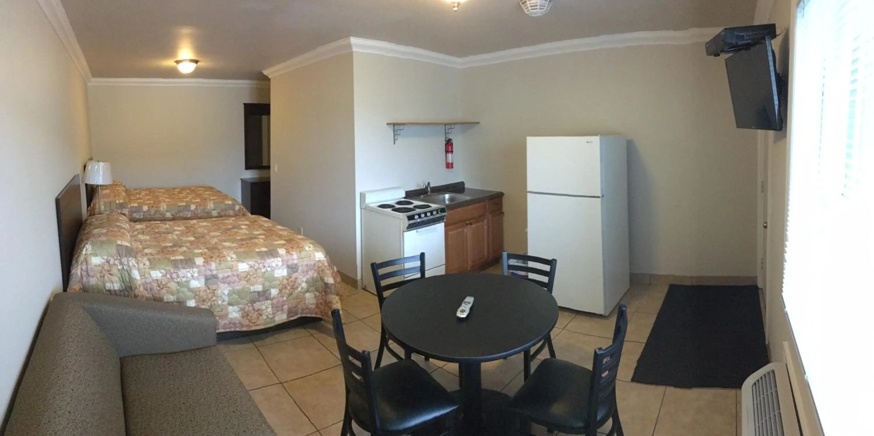 Kitchen or kitchenette in Sunset Motel