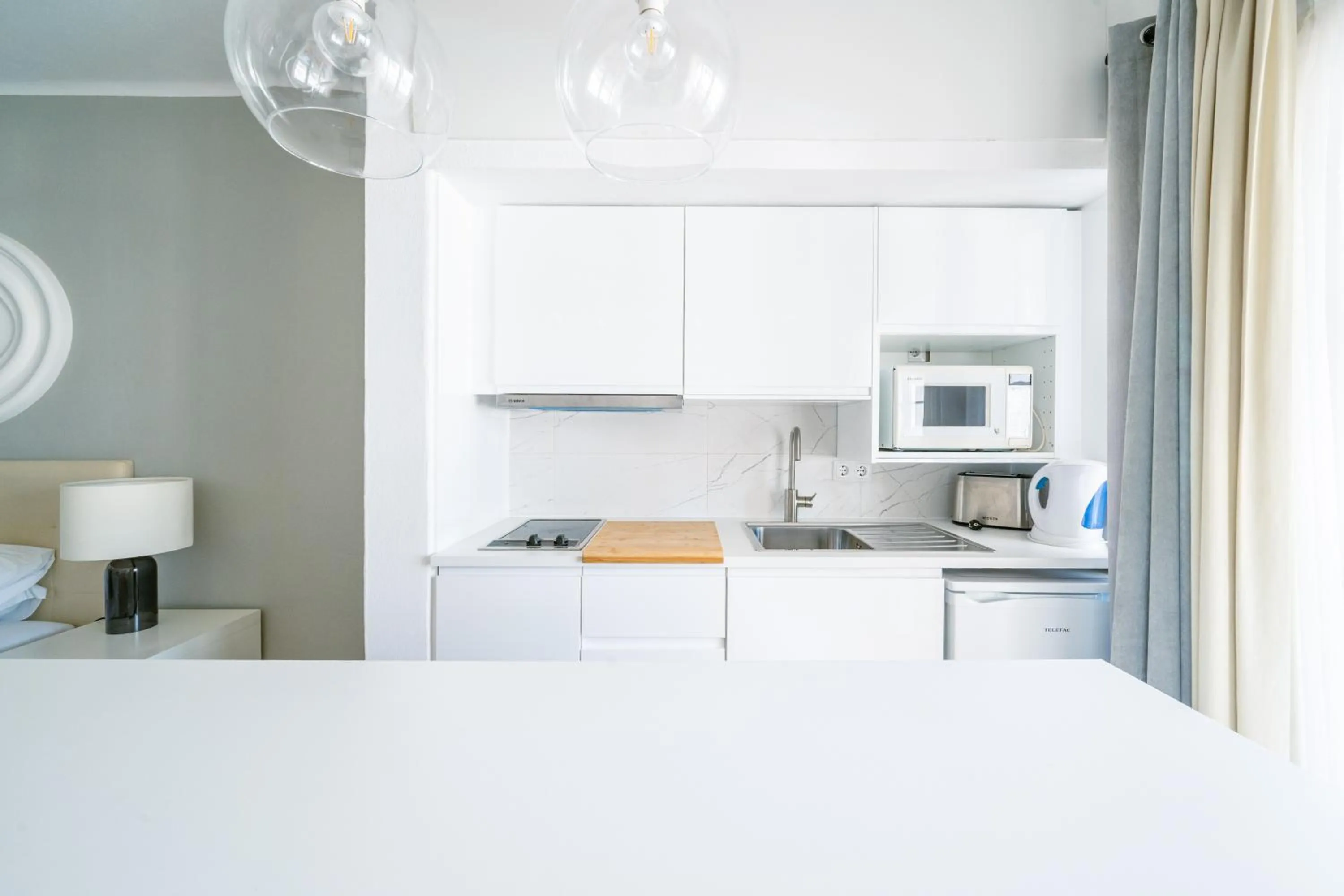 Kitchen or kitchenette, Bed in Baluarte da Vila Apartments