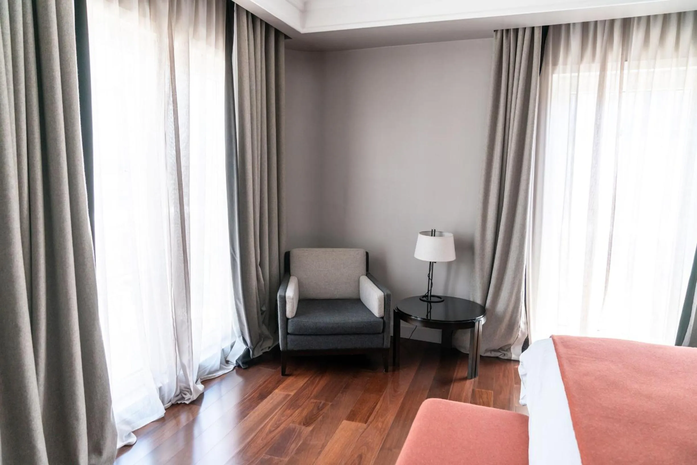 Property building, Bed in Carles Hotel