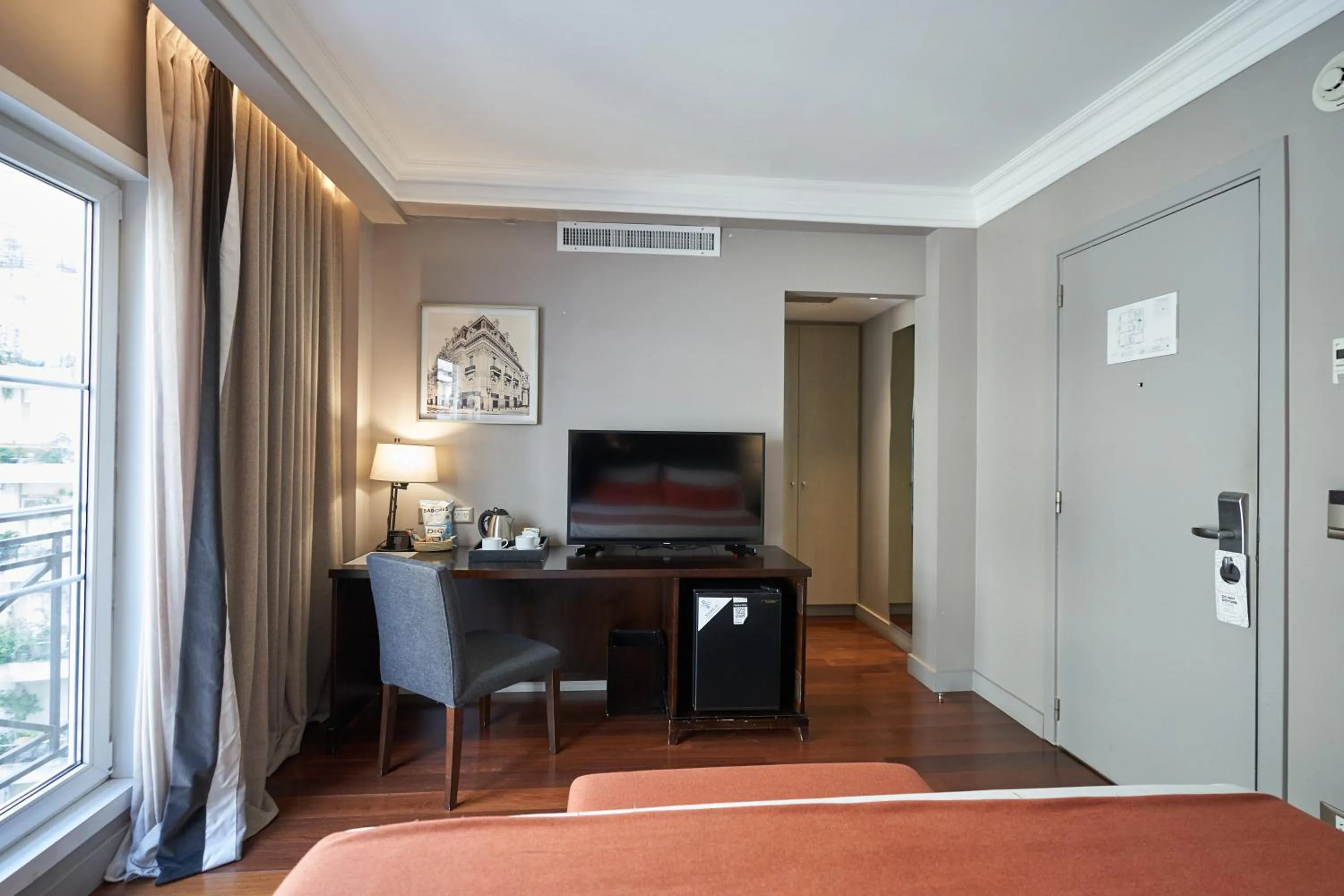 Photo of the whole room in Carles Hotel