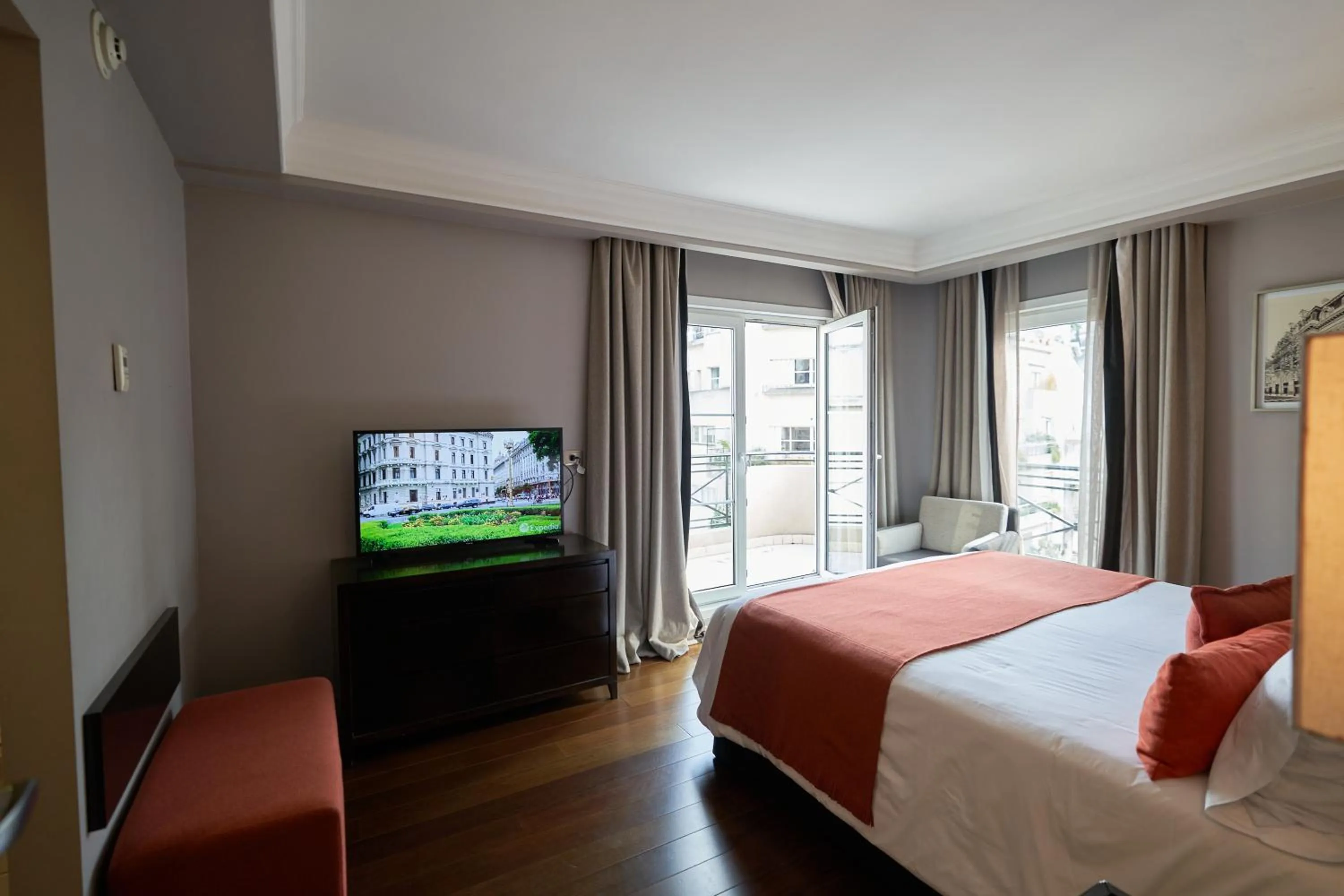 Photo of the whole room, Bed in Carles Hotel