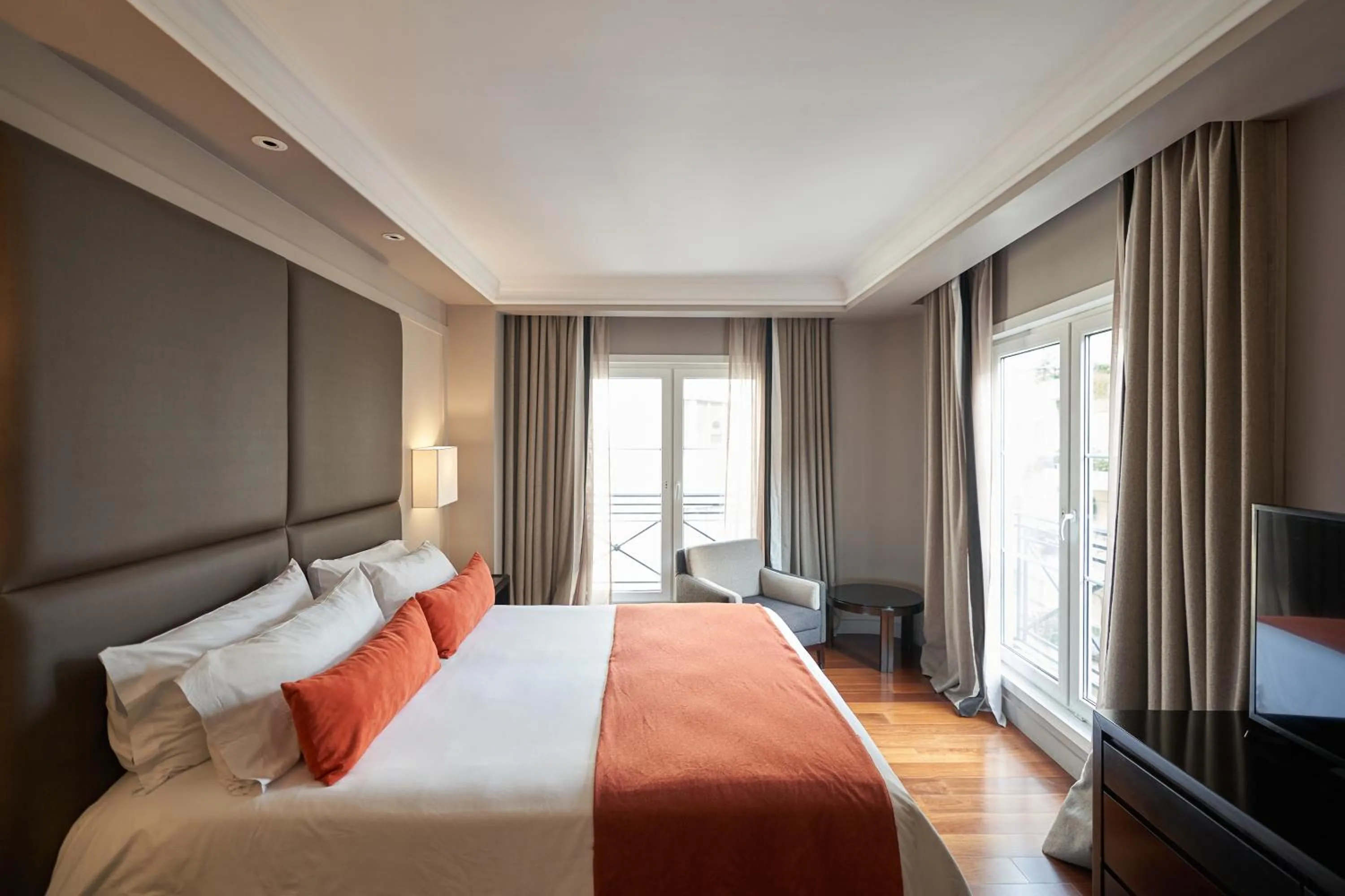 Photo of the whole room, Bed in Carles Hotel