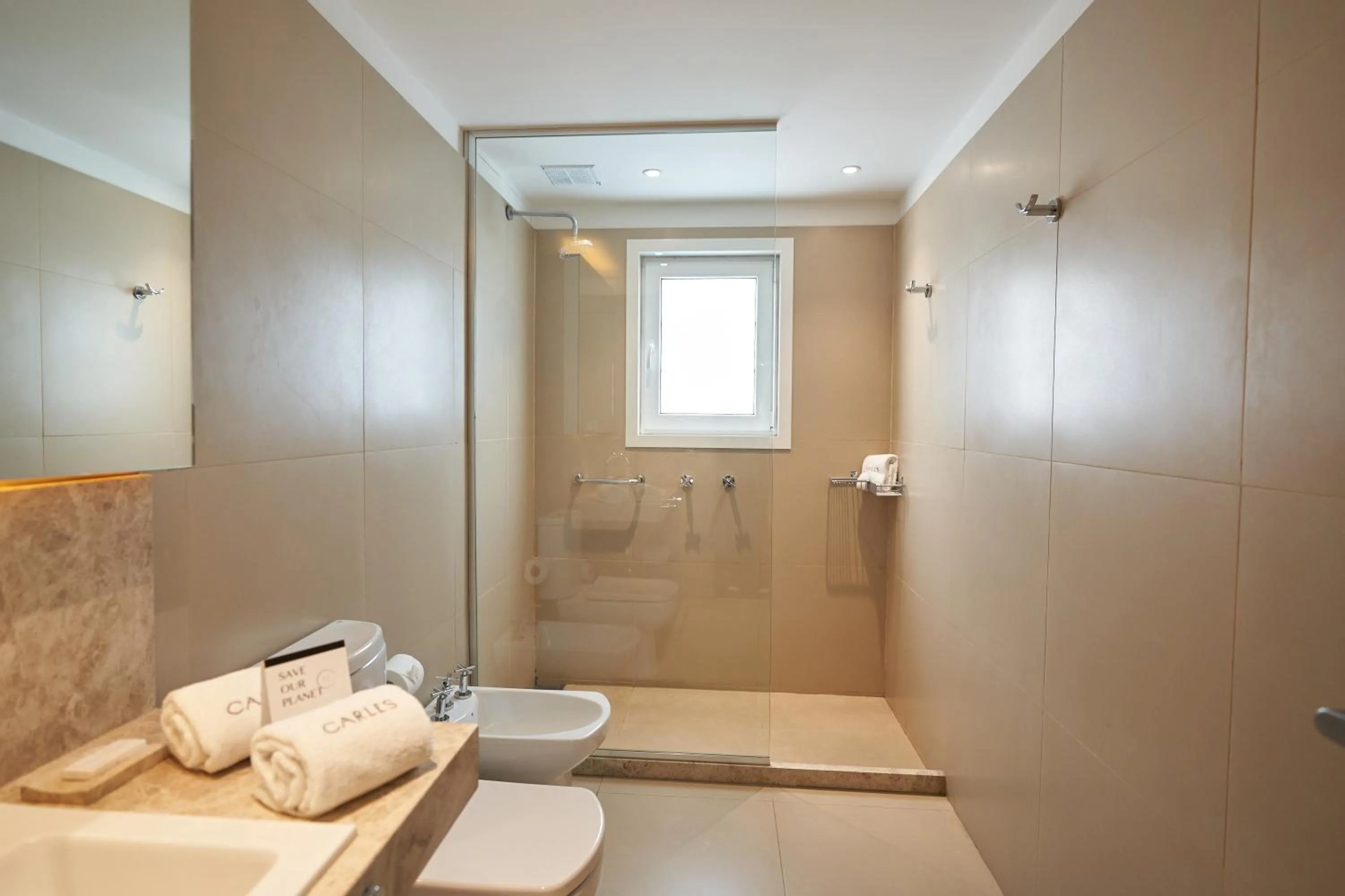 Bathroom in Carles Hotel