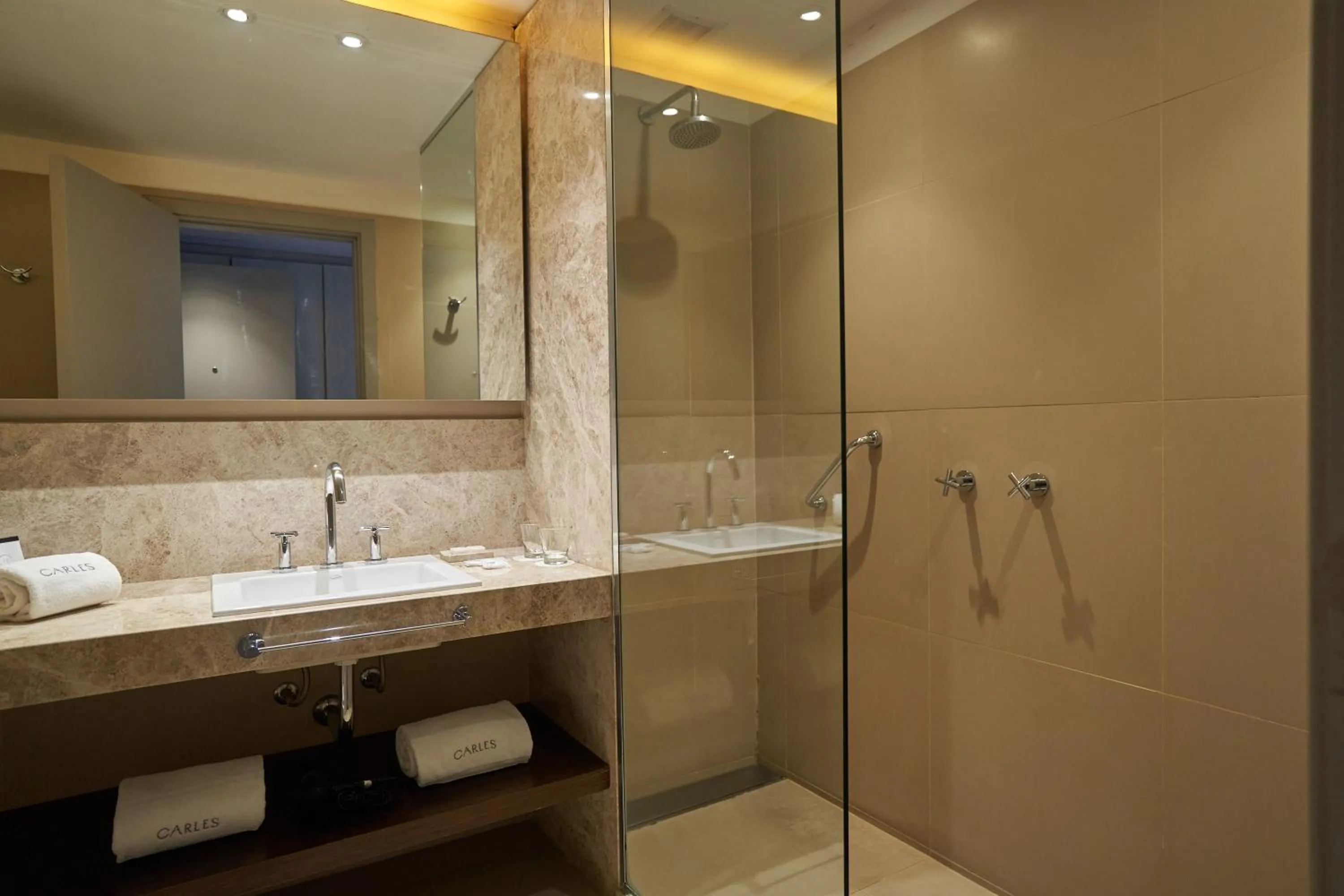 Bathroom in Carles Hotel