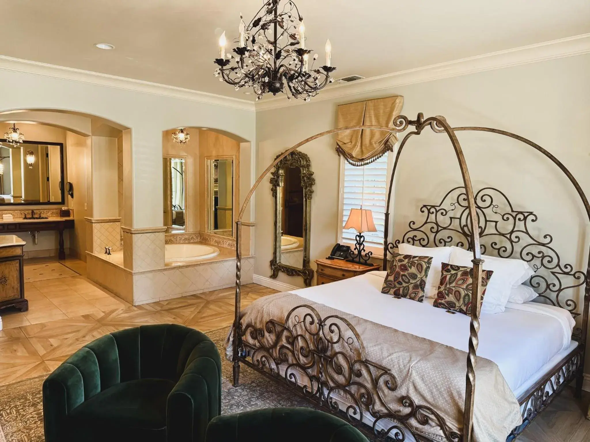 King Suite with Spa Bath in Villa Arden Hills King Suite with Spa Bath in Villa Arden Hills