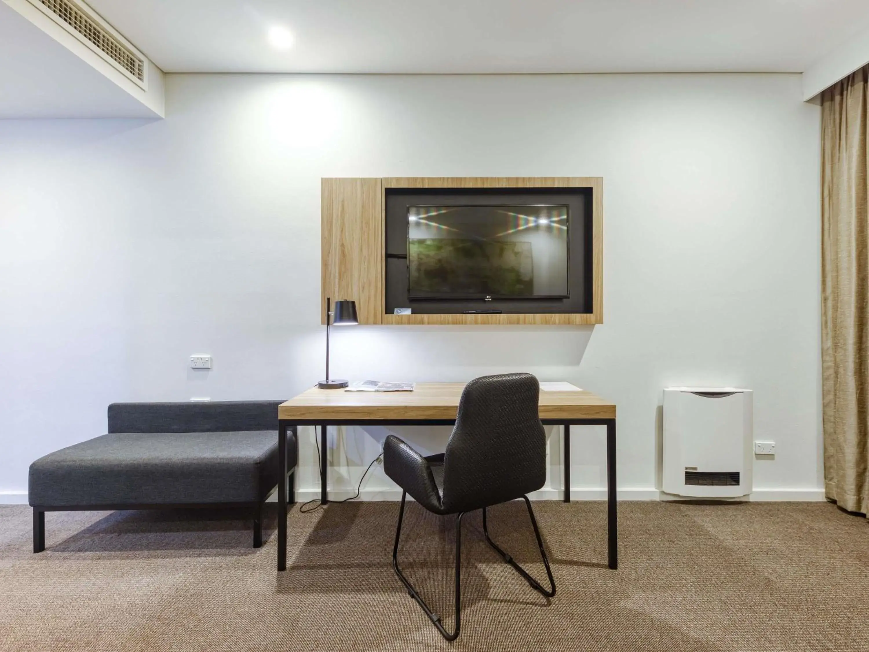 Standard Room with One Queen Bed and One Single Bed in Mercure Penrith Standard Room with One Queen Bed and One Single Bed in Mercure Penrith