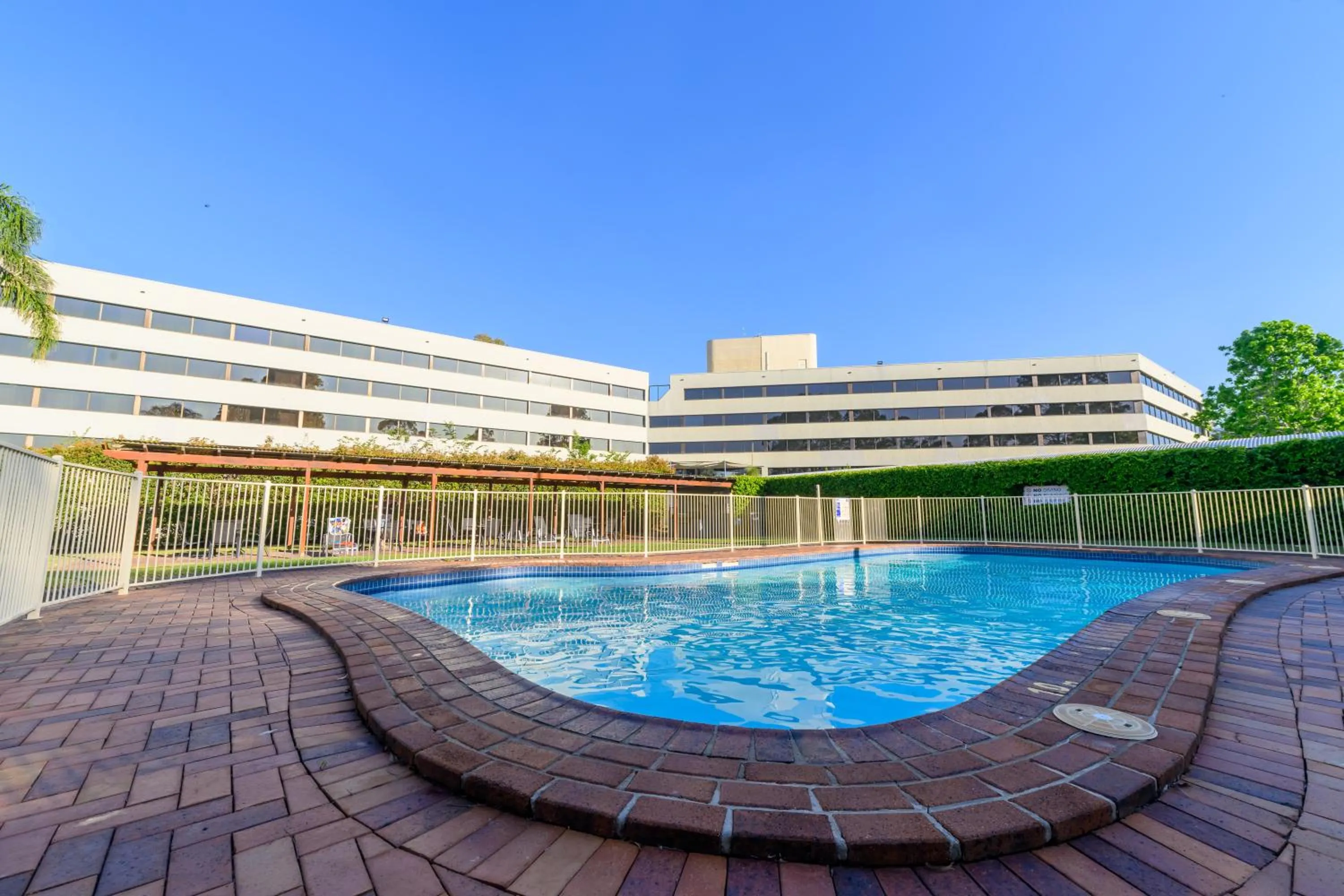 Swimming pool in Mercure Penrith