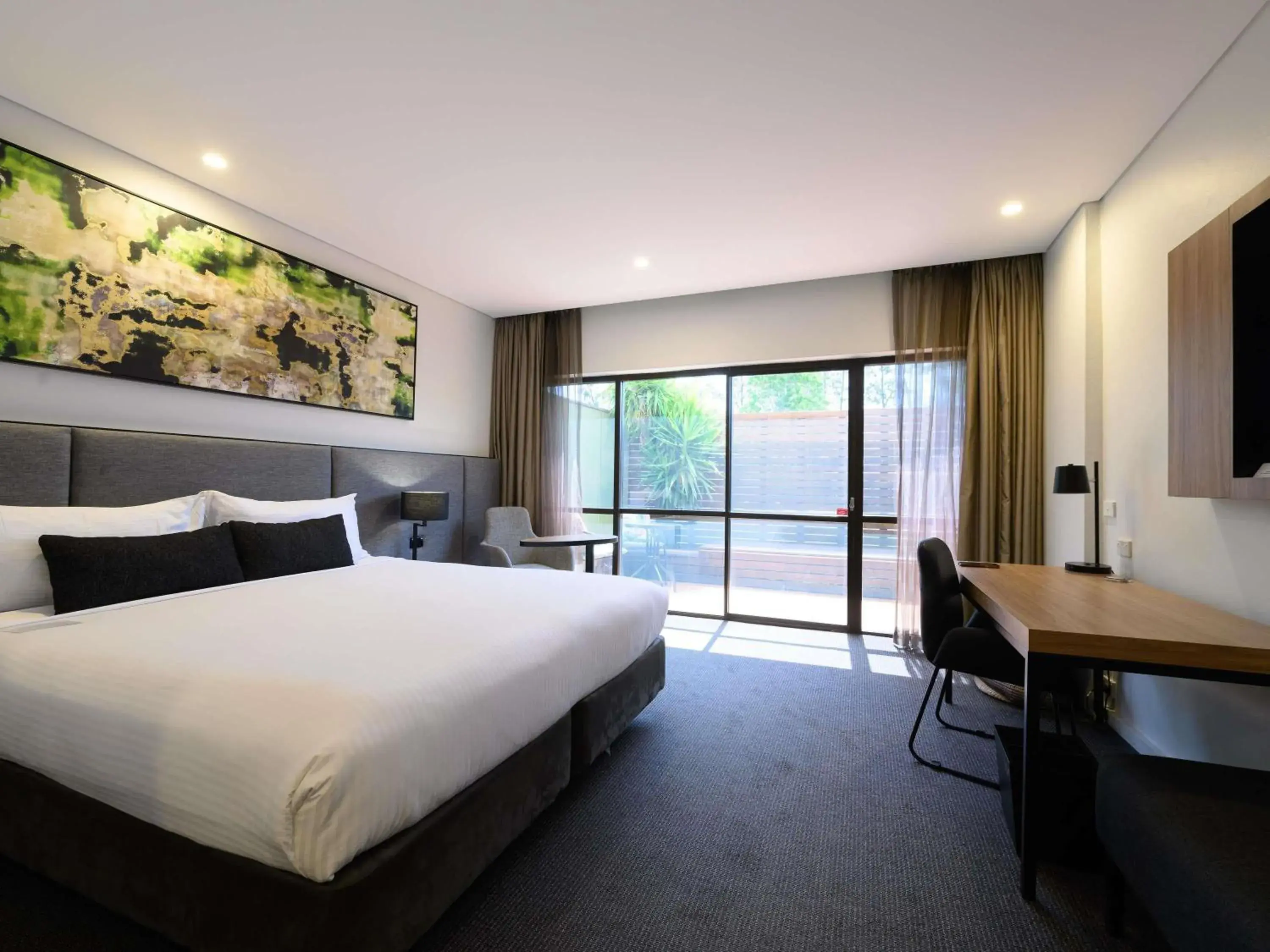 King Room with Courtyard View in Mercure Penrith King Room with Courtyard View in Mercure Penrith