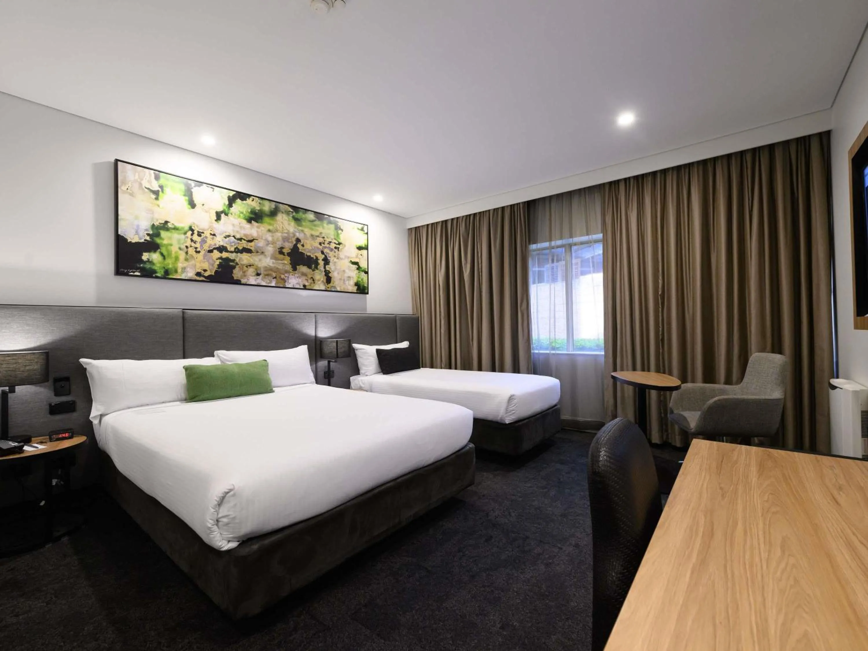 Bedroom, Bed in Mercure Penrith