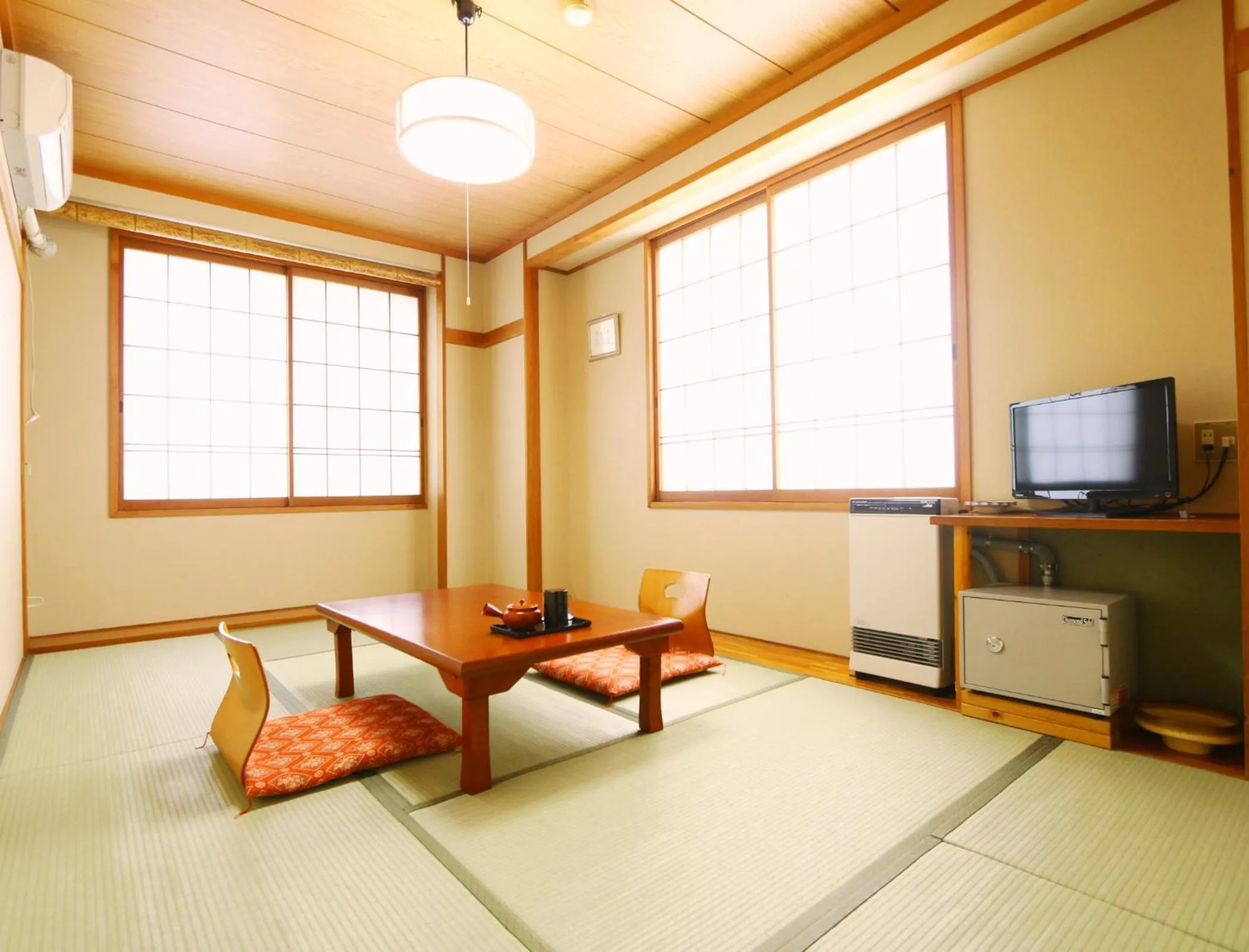 Photo of the whole room in Kawatatsu