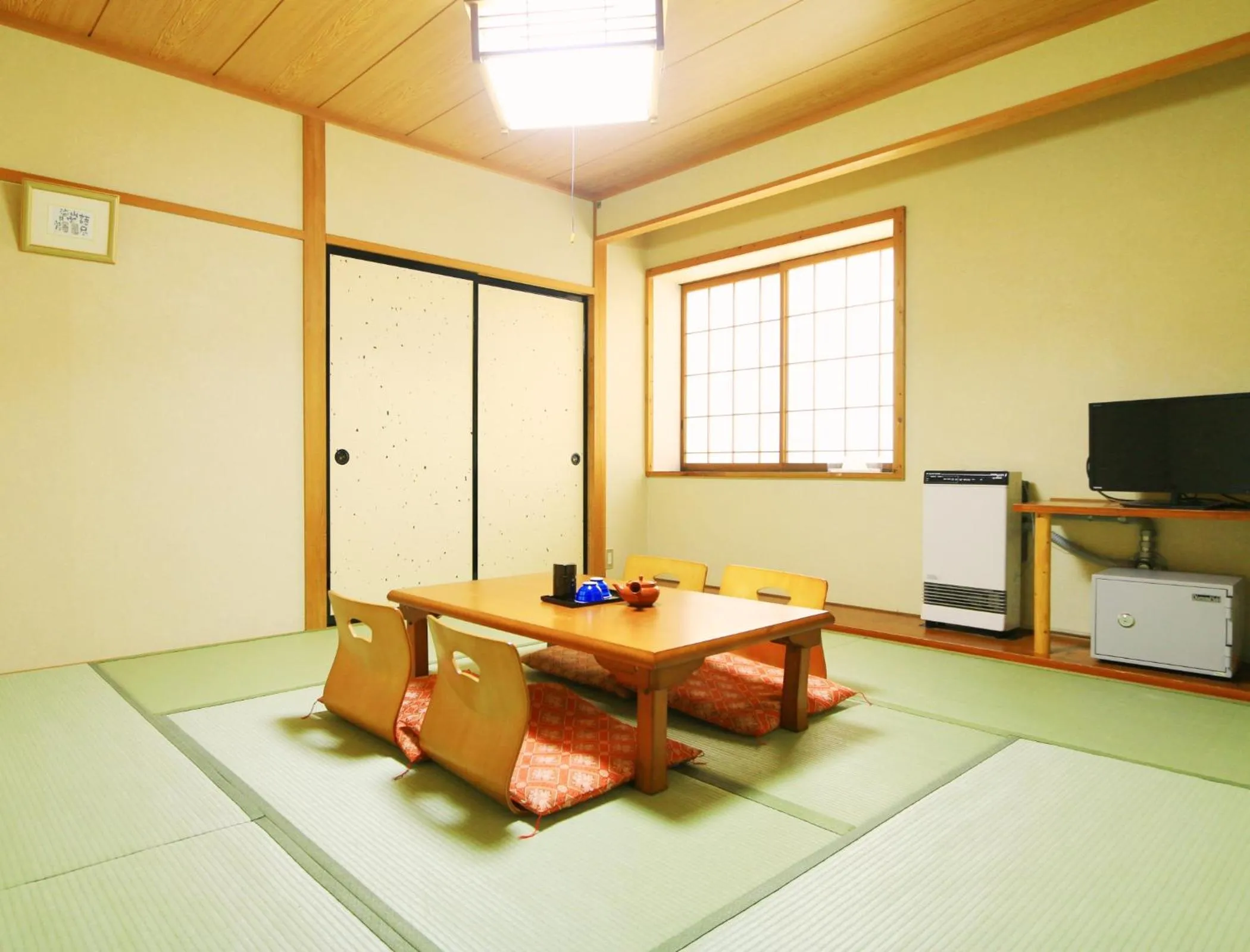 Photo of the whole room in Kawatatsu
