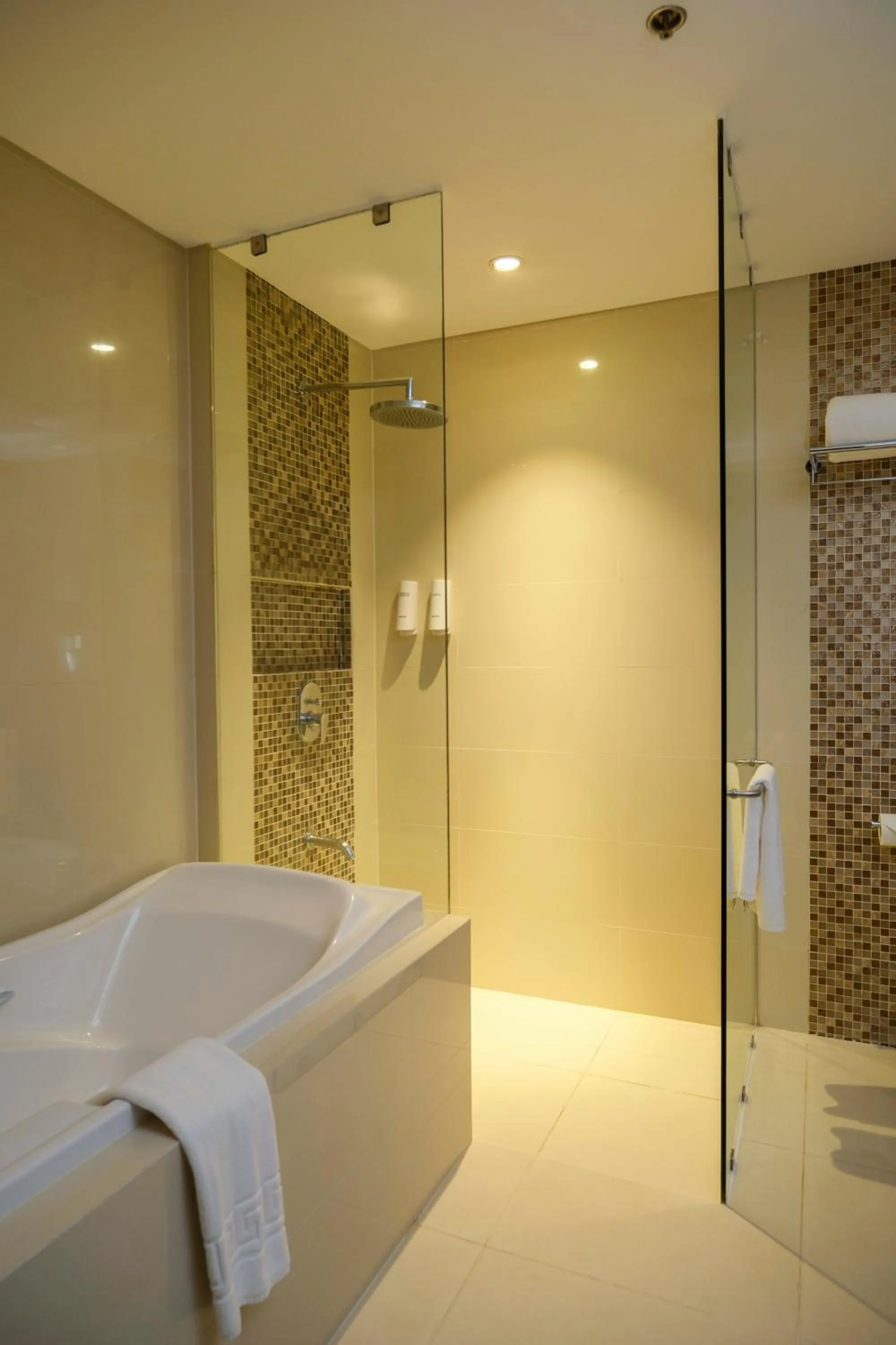 Shower, Bed in Best Western Plus The Ivywall Hotel - Palawan