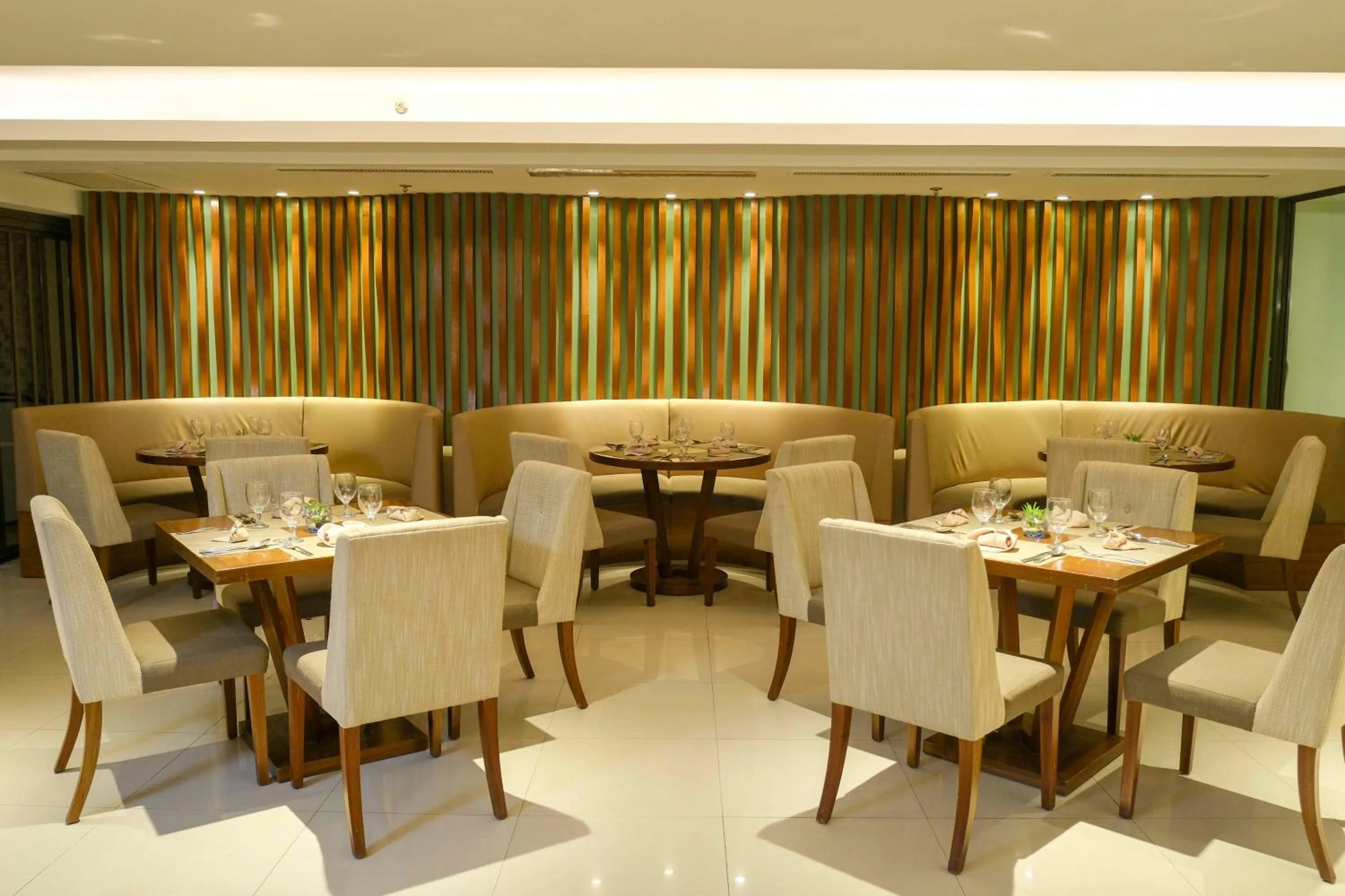 Restaurant/places to eat in Best Western Plus The Ivywall Hotel - Palawan