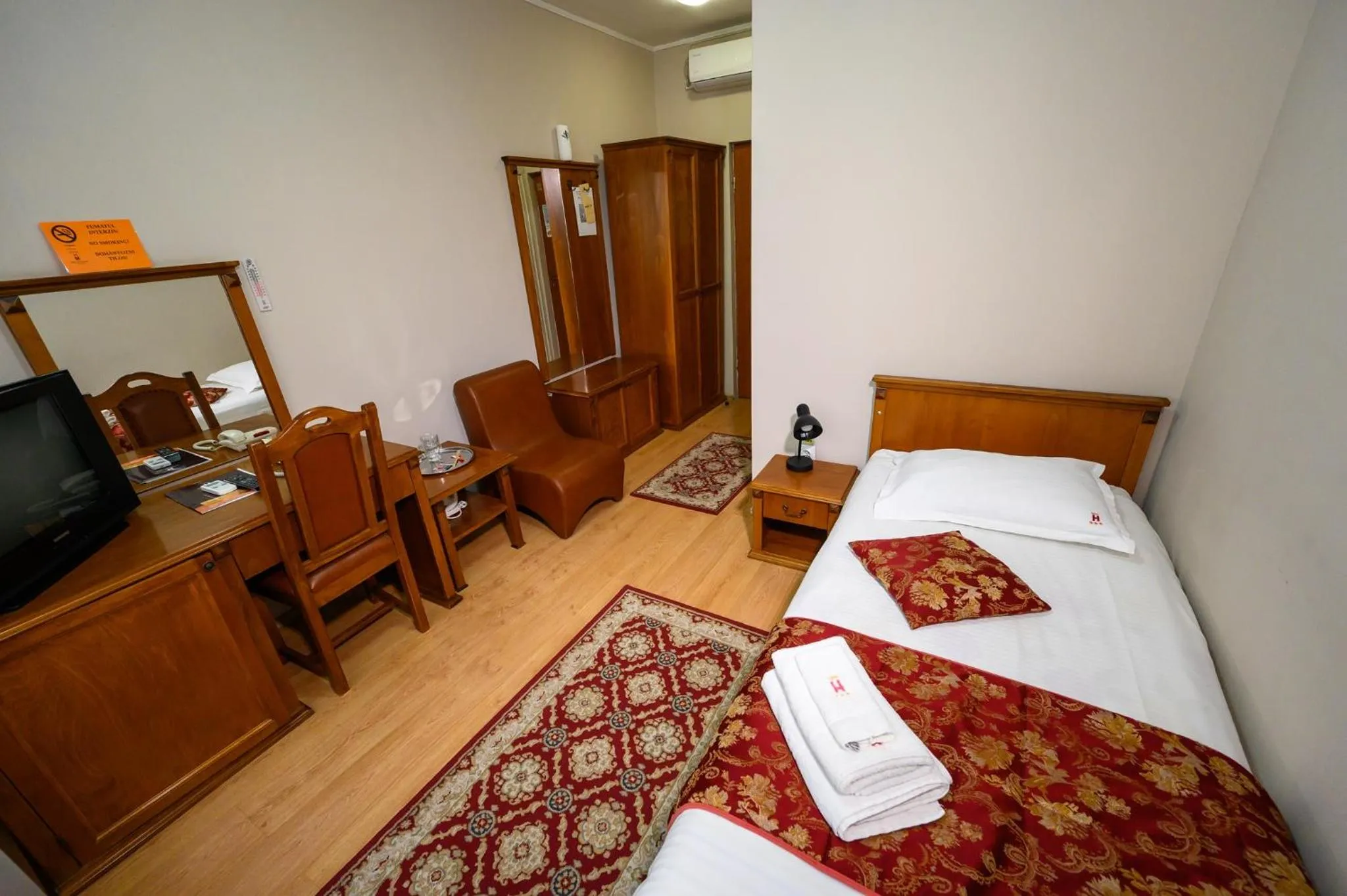 Seating area, Bed in Hotel Transilvania