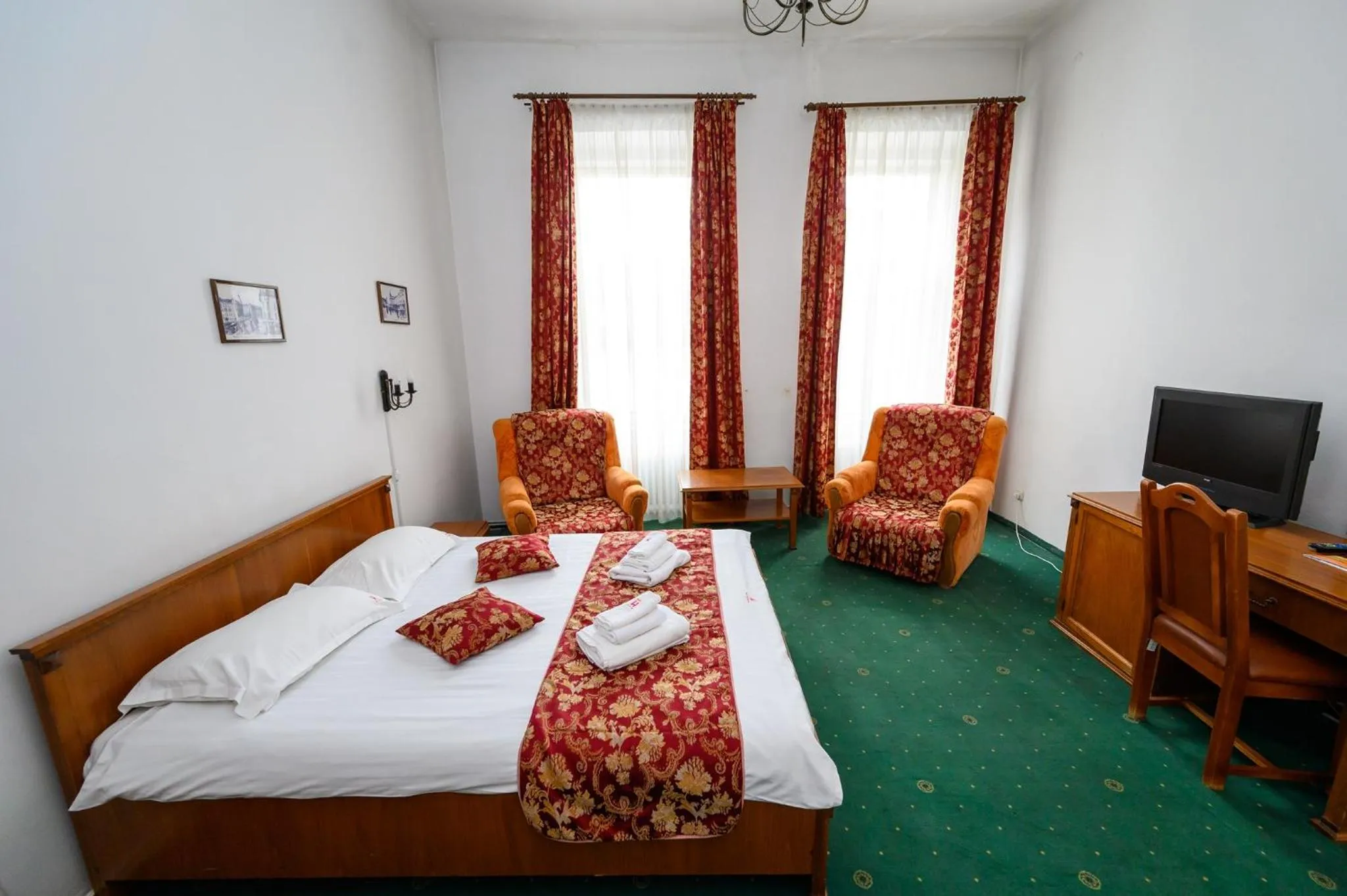 Communal lounge/ TV room, Bed in Hotel Transilvania