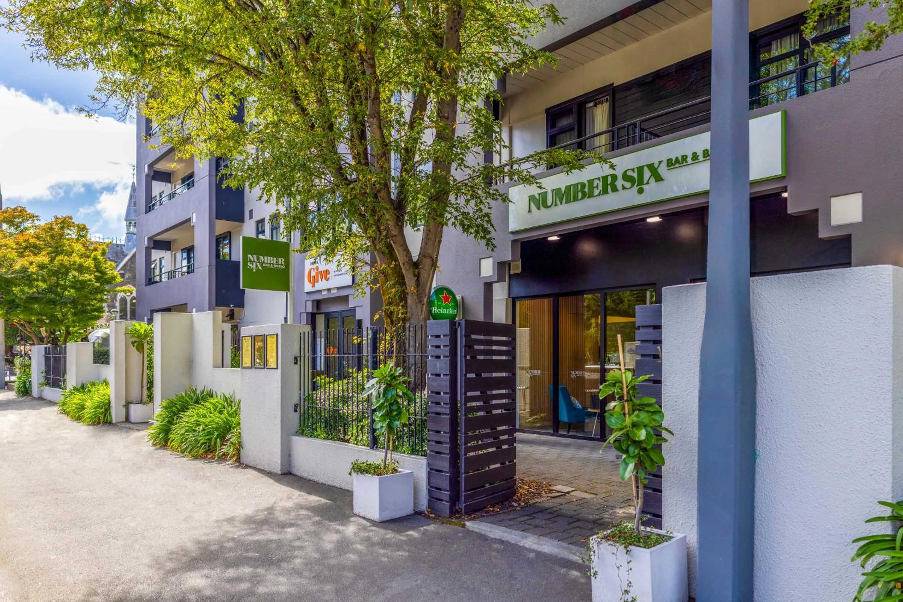 Restaurant/places to eat in Hotel Give