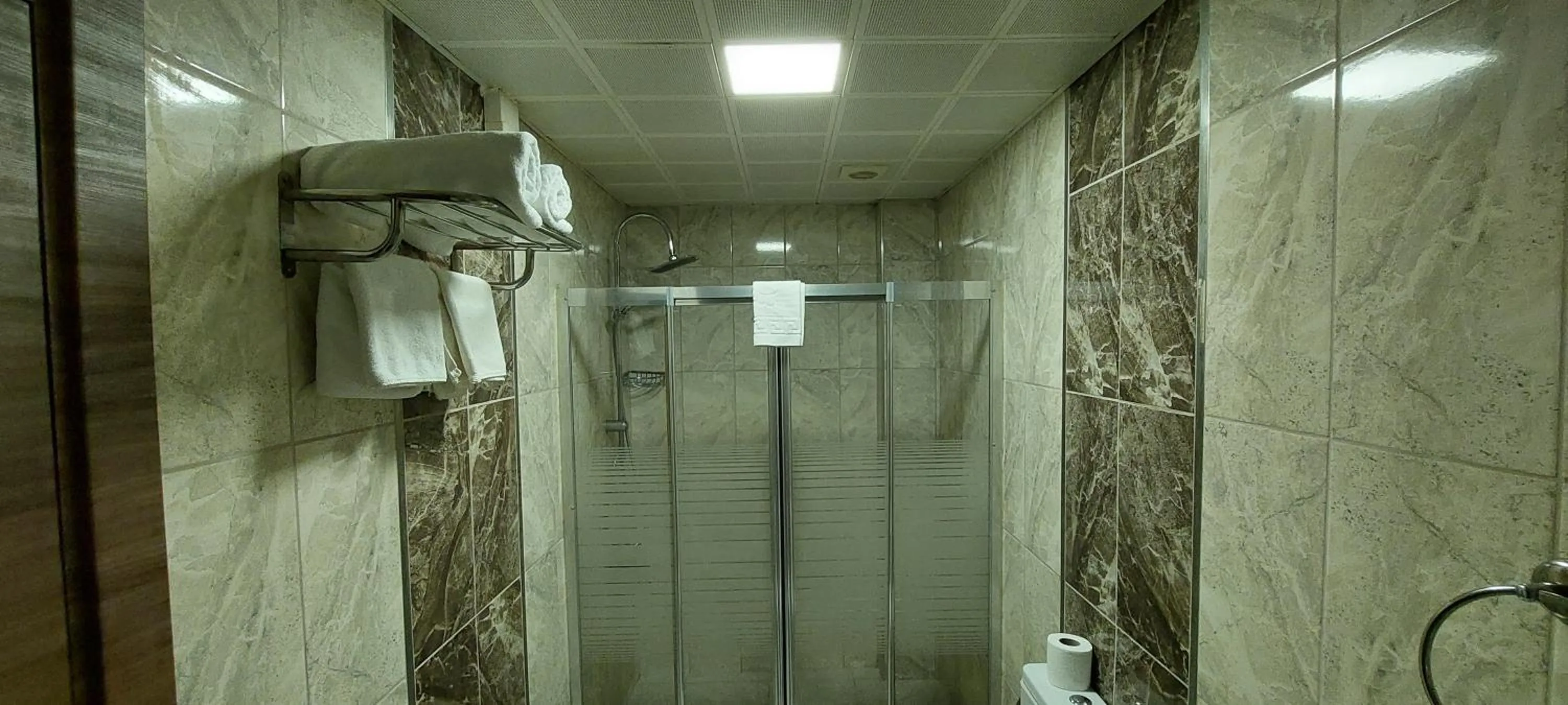 Shower in Divrigi Kosk Hotel