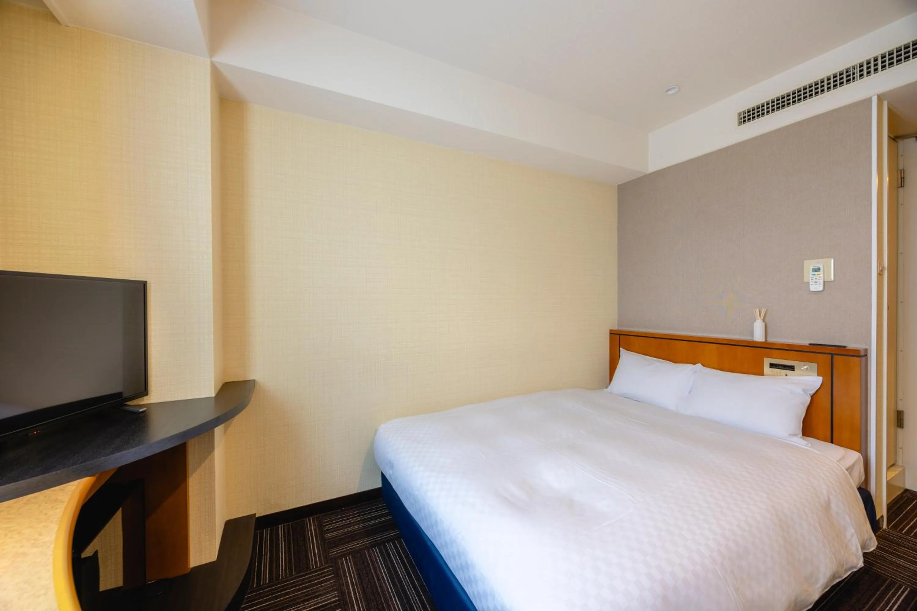 Bed in Kanku Izumiotsu Washington Hotel