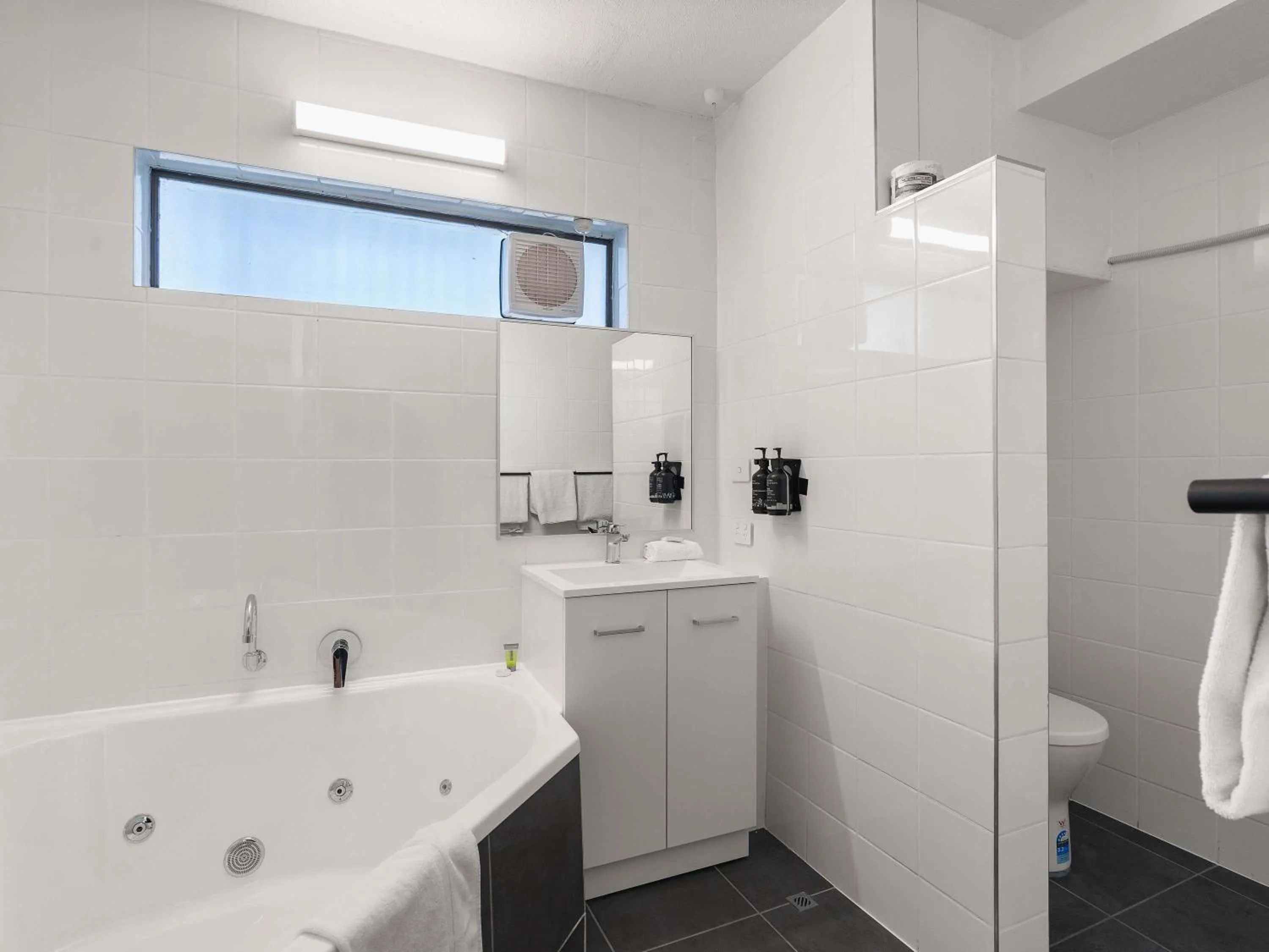 Bedroom in Mantra Bunbury