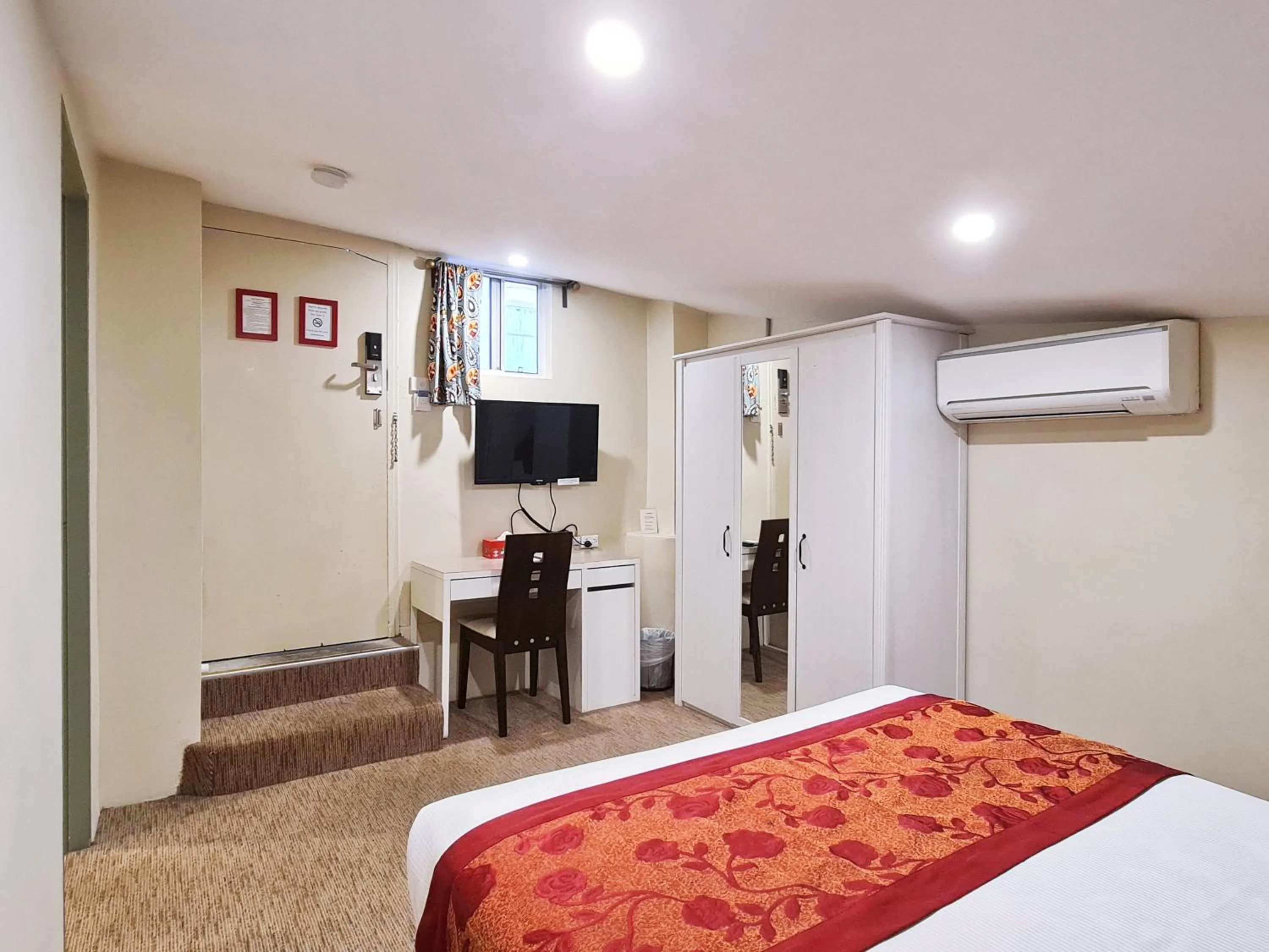 Photo of the whole room, Bed in Twin Towers Inn