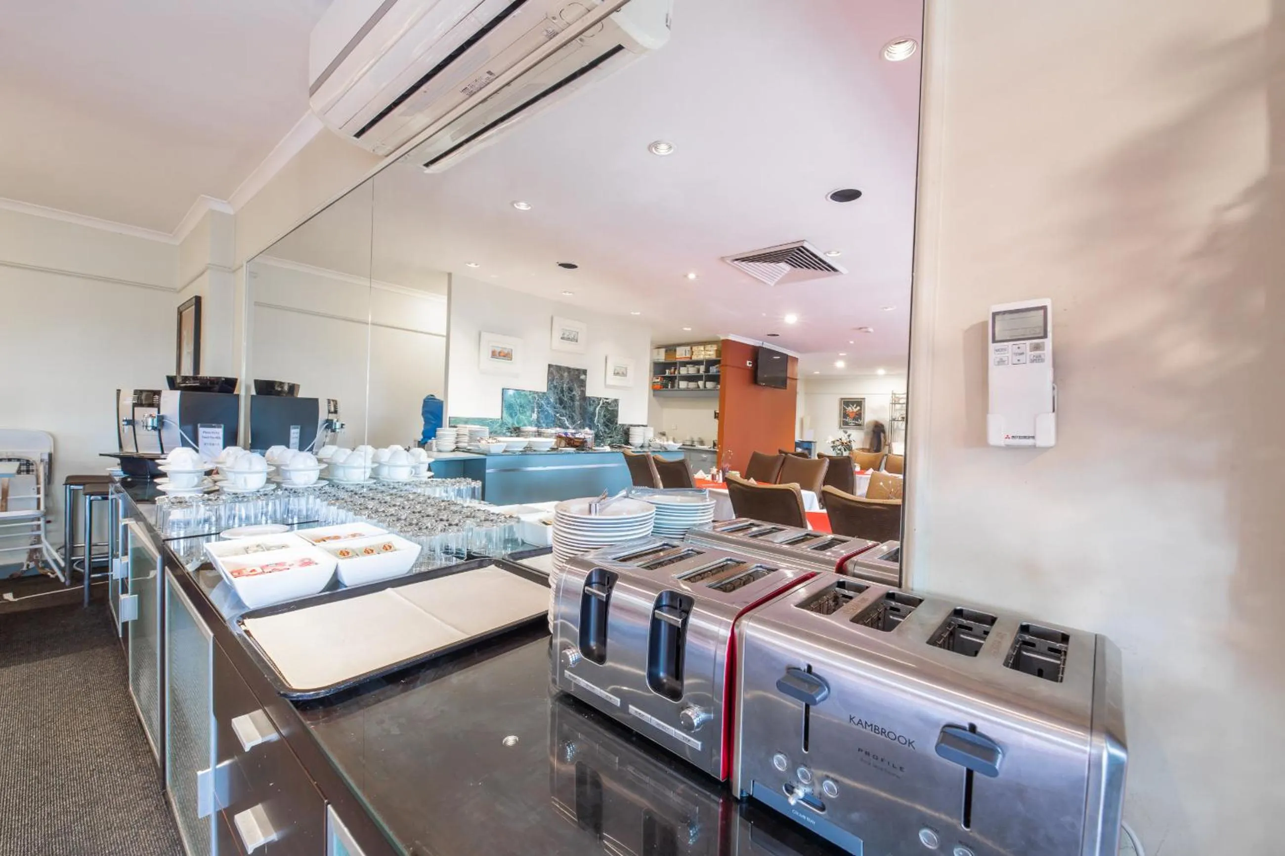 Restaurant/places to eat in Twin Towers Inn