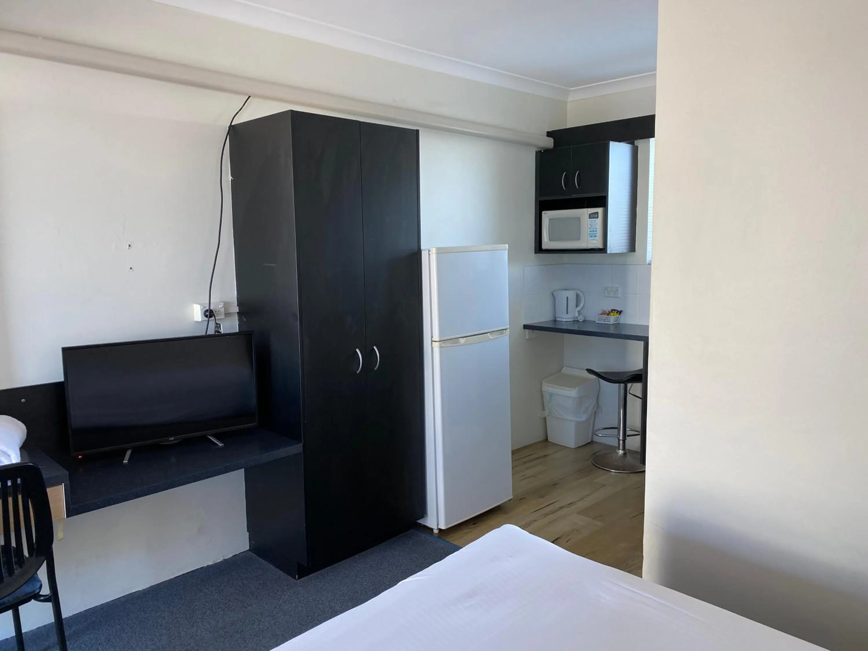 Kitchen or kitchenette, Bed in Hervey Bay Motel
