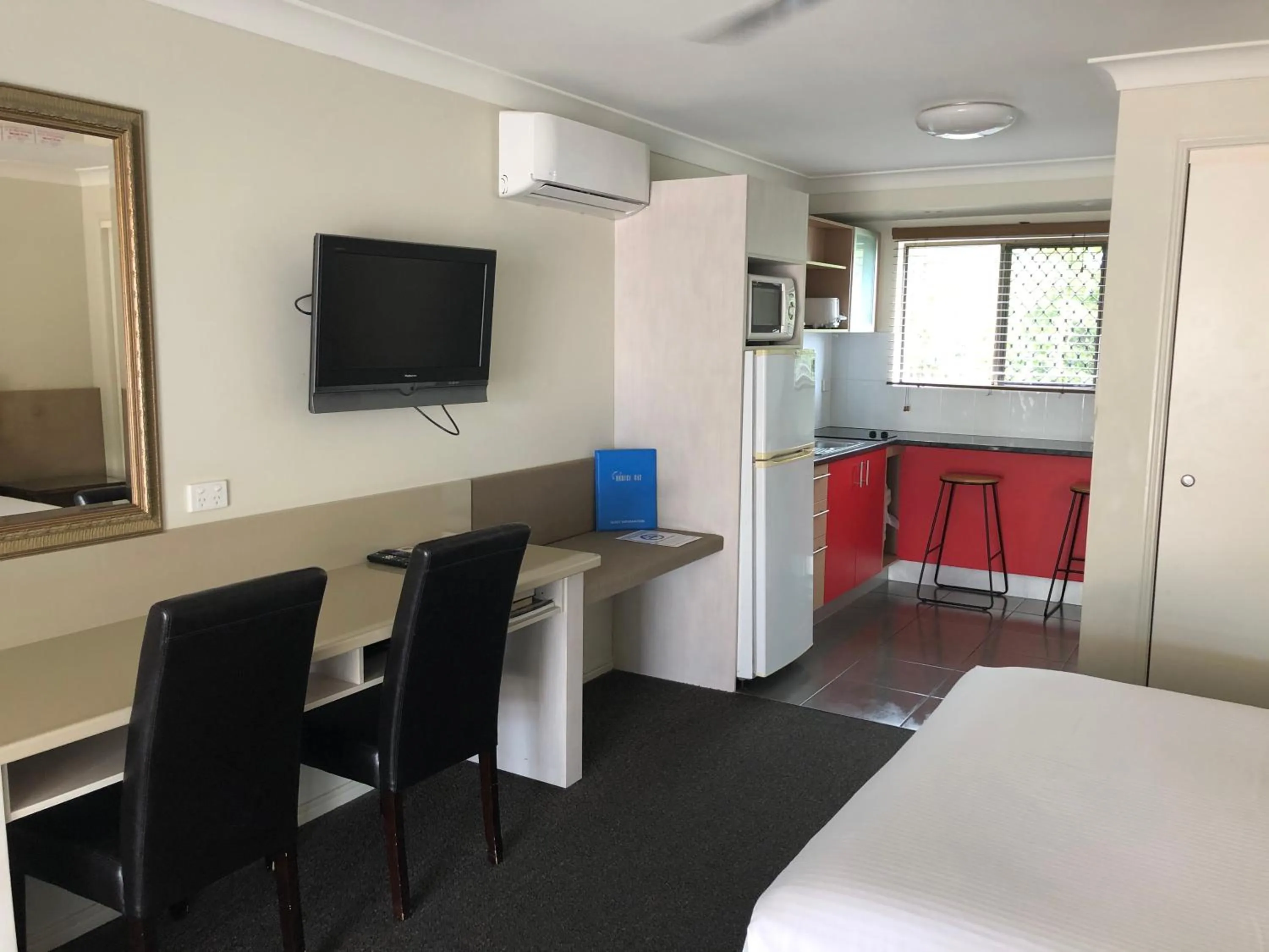 Kitchen or kitchenette, Bed in Hervey Bay Motel