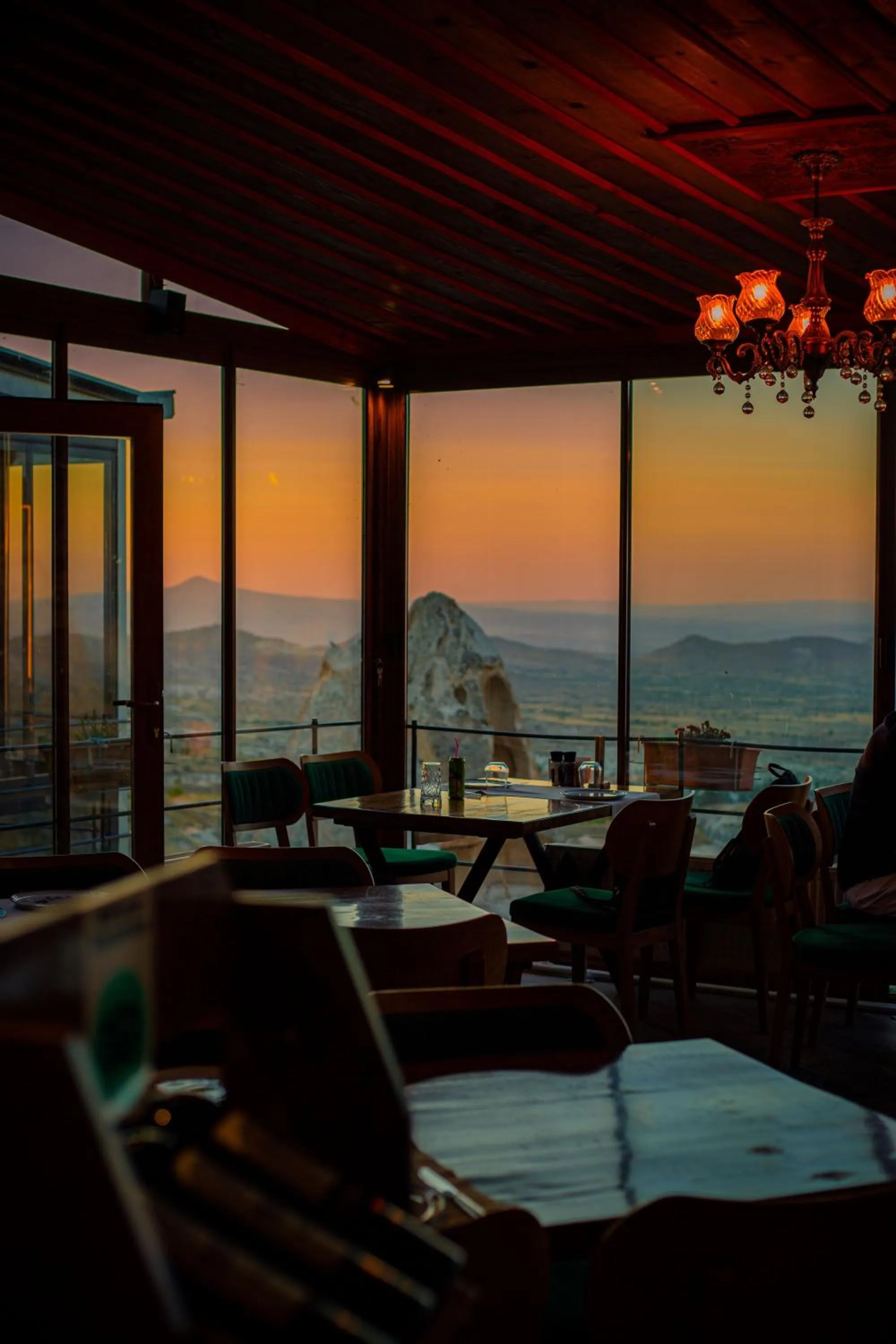 Restaurant/places to eat in Caldera Cave Hotel