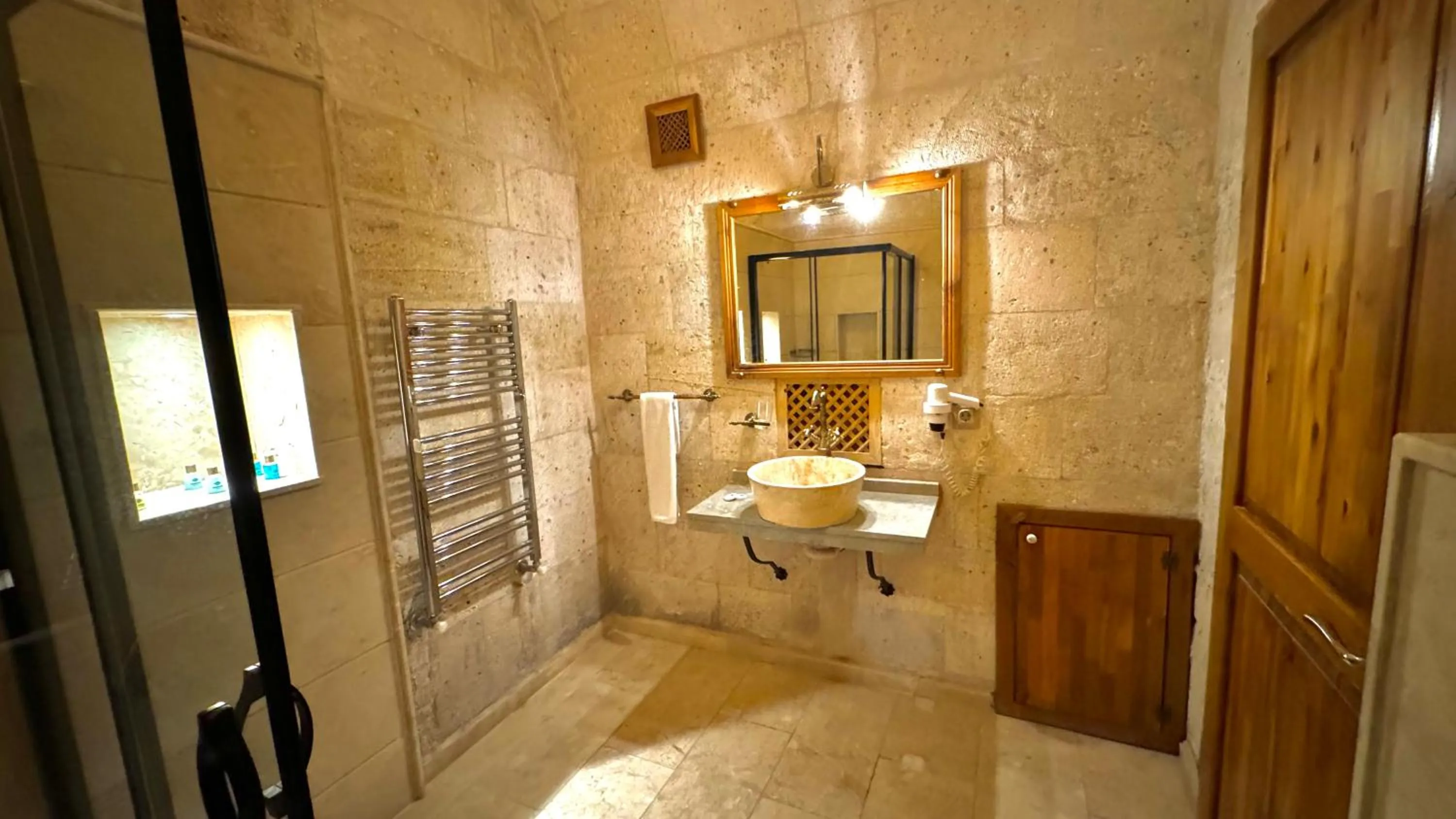 Shower in Caldera Cave Hotel