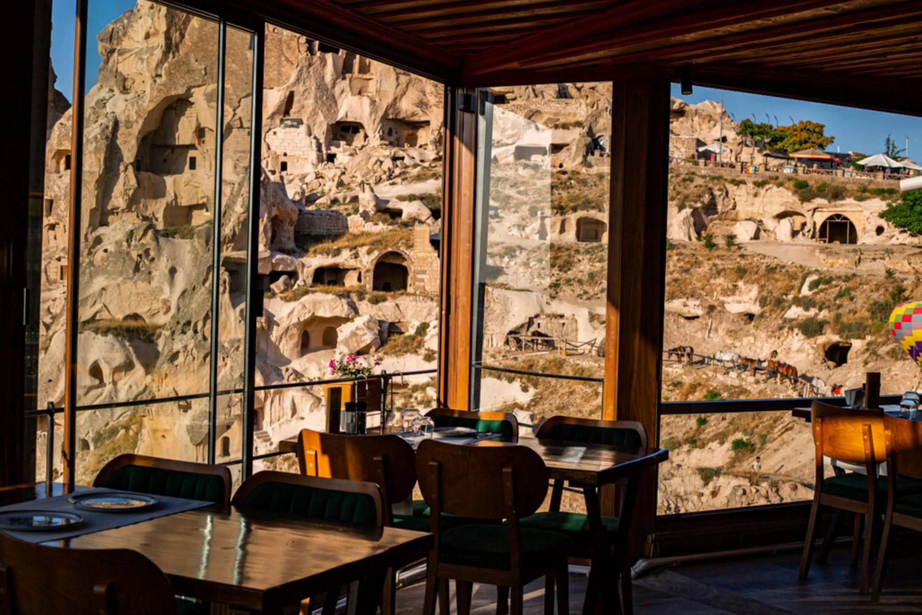 Restaurant/places to eat in Caldera Cave Hotel