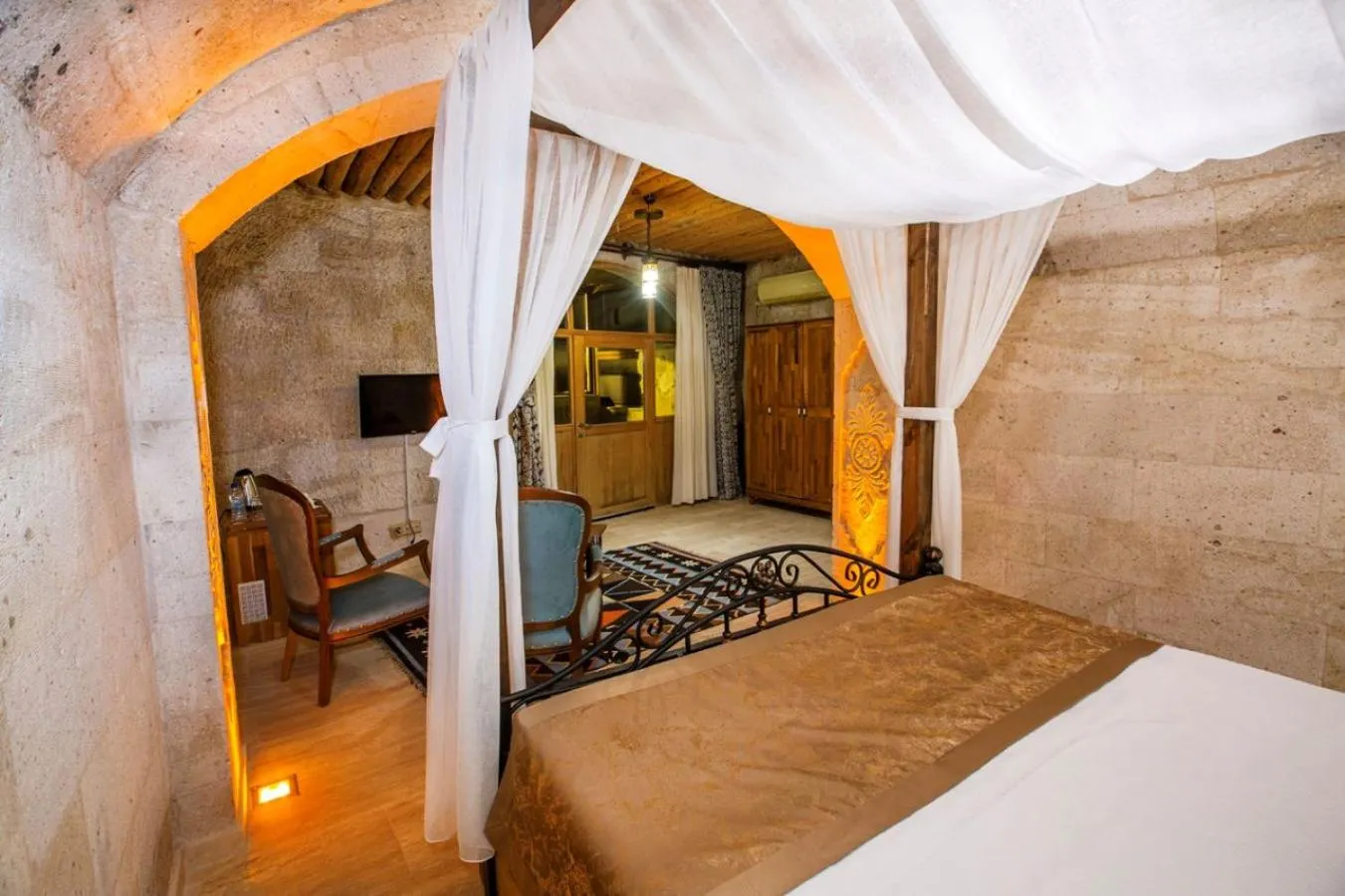 TV and multimedia, Bed in Caldera Cave Hotel