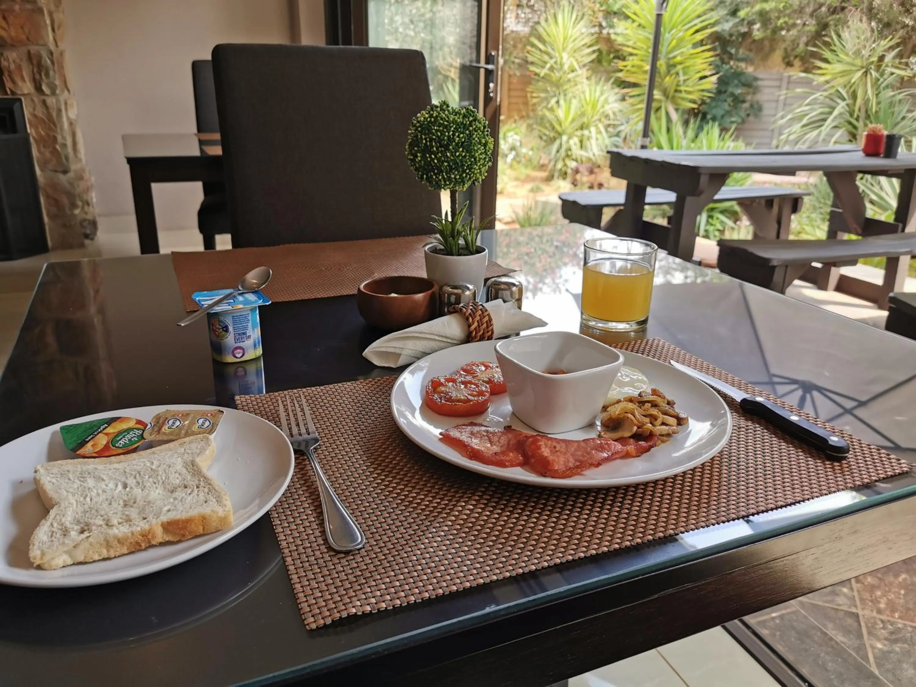 Food in Aerotropolis Guest Lodge