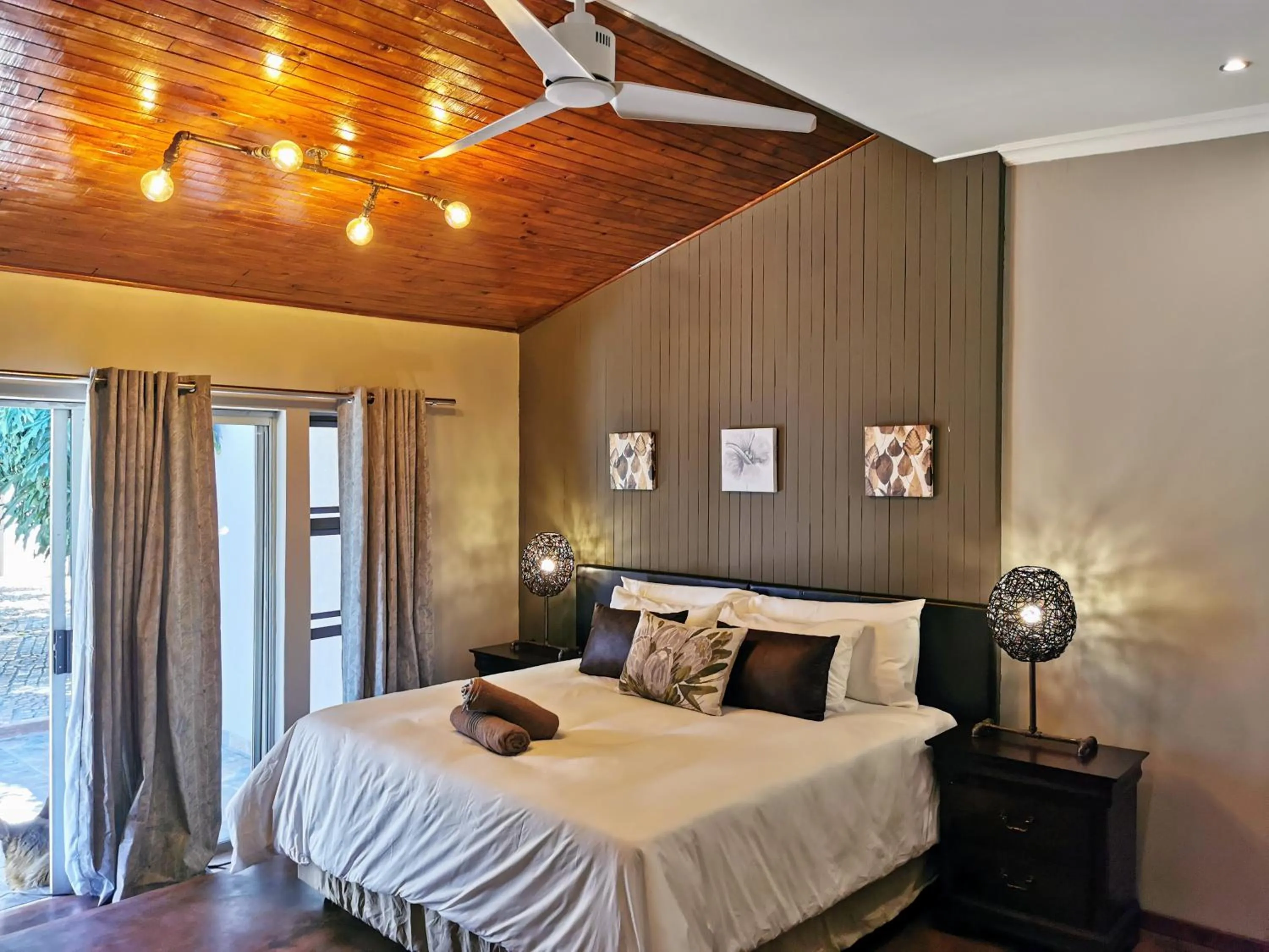 Bedroom, Bed in Aerotropolis Guest Lodge