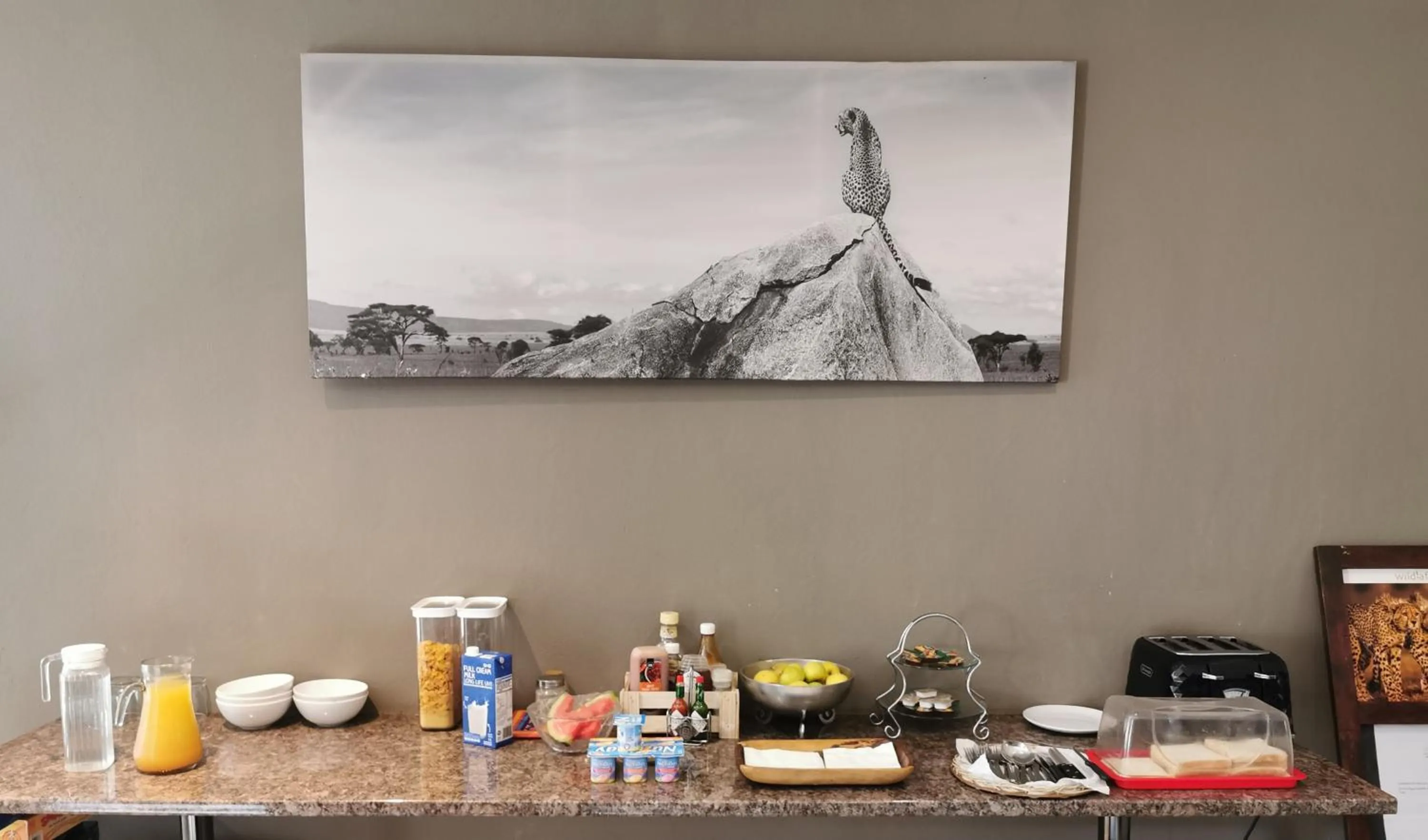 Food and drinks in Aerotropolis Guest Lodge