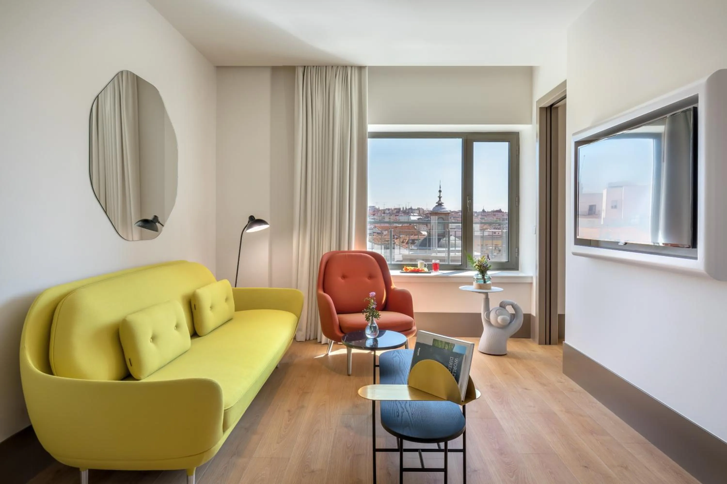 Communal lounge/ TV room in Barceló Torre de Madrid