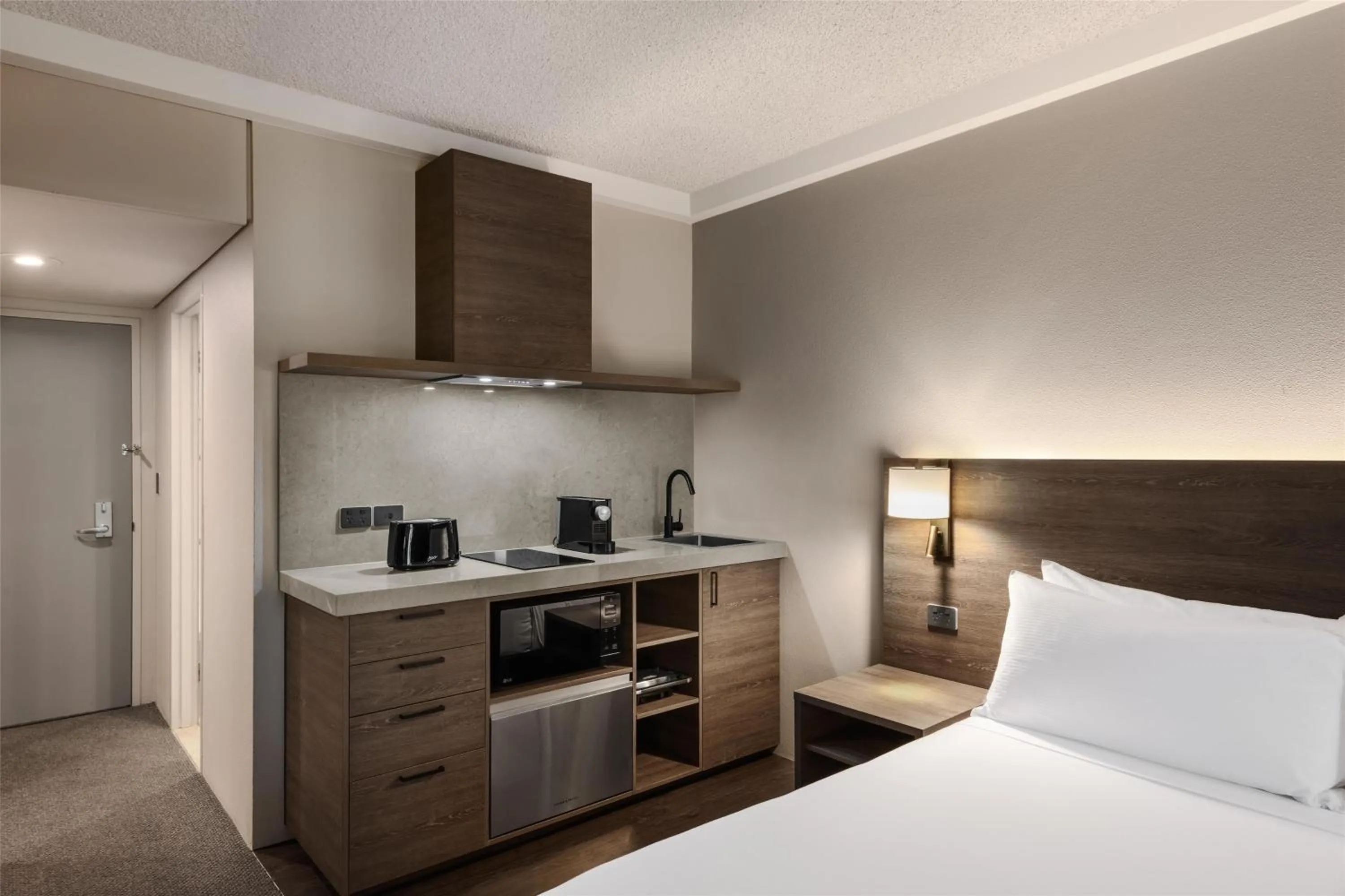 Kitchen or kitchenette, Bed in DoubleTree by Hilton Alice Springs