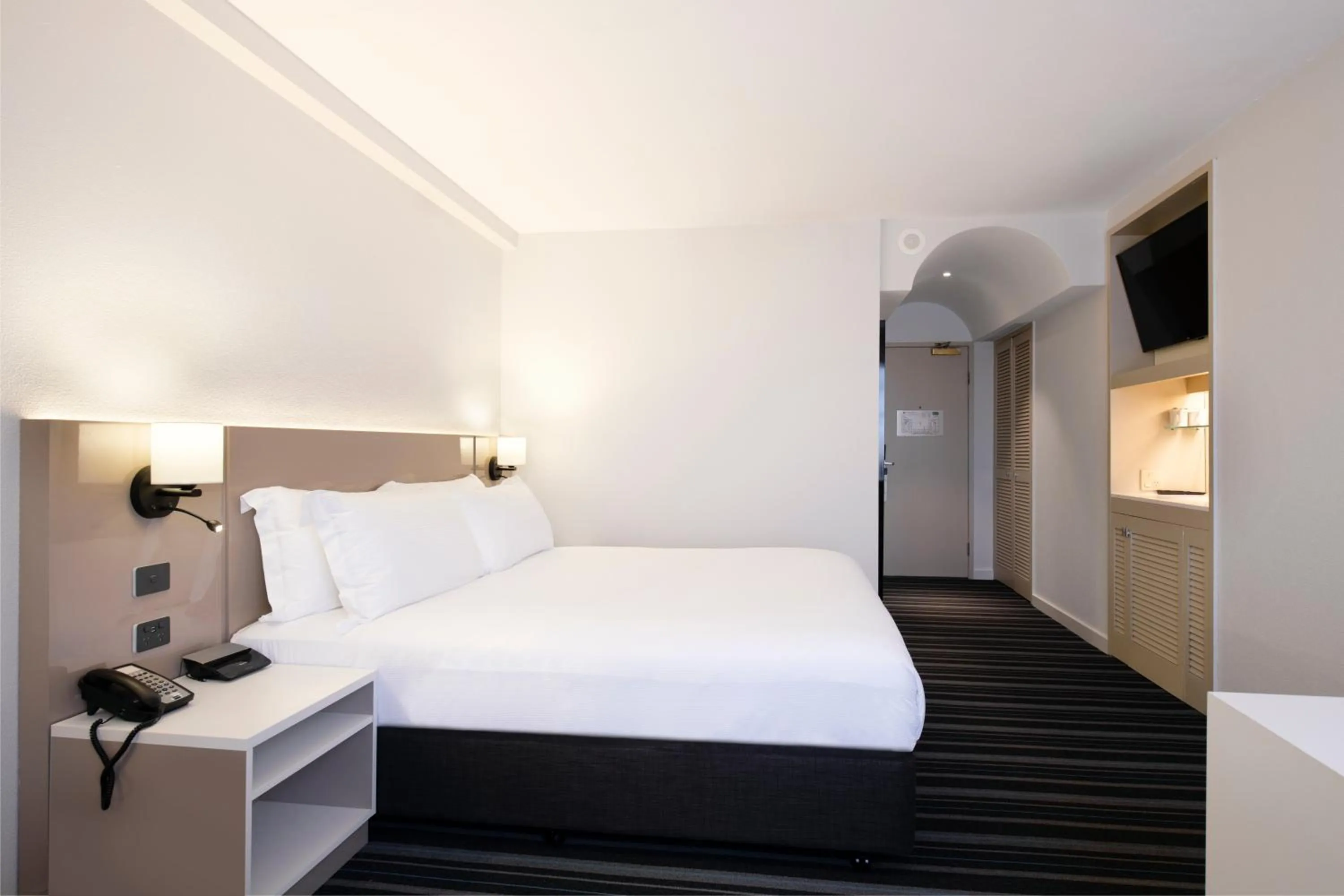 Bedroom, Bed in DoubleTree by Hilton Esplanade Darwin