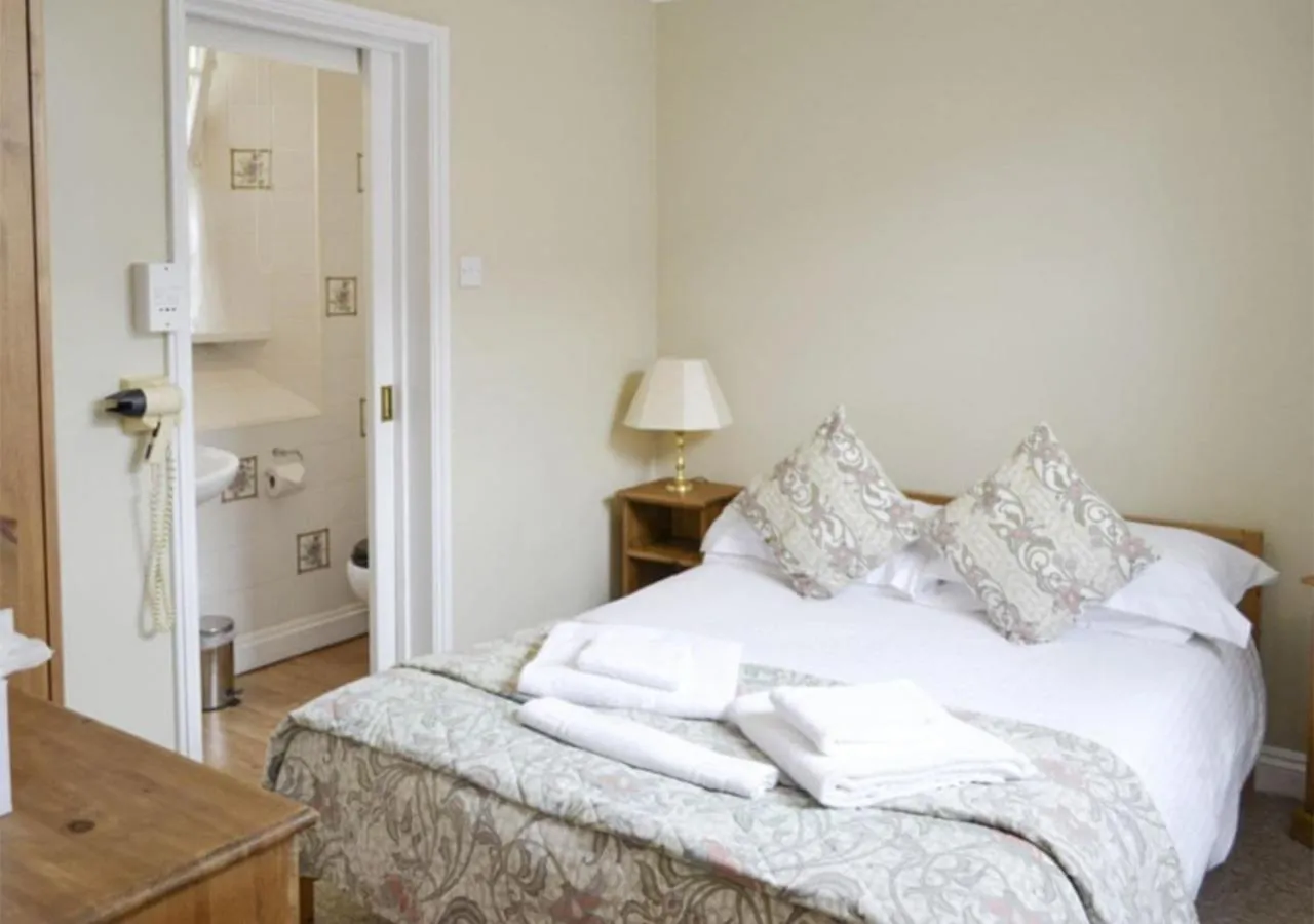 Bed in Penmorvah Manor Hotel