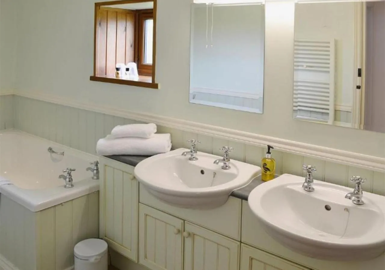 Bathroom in Penmorvah Manor Hotel