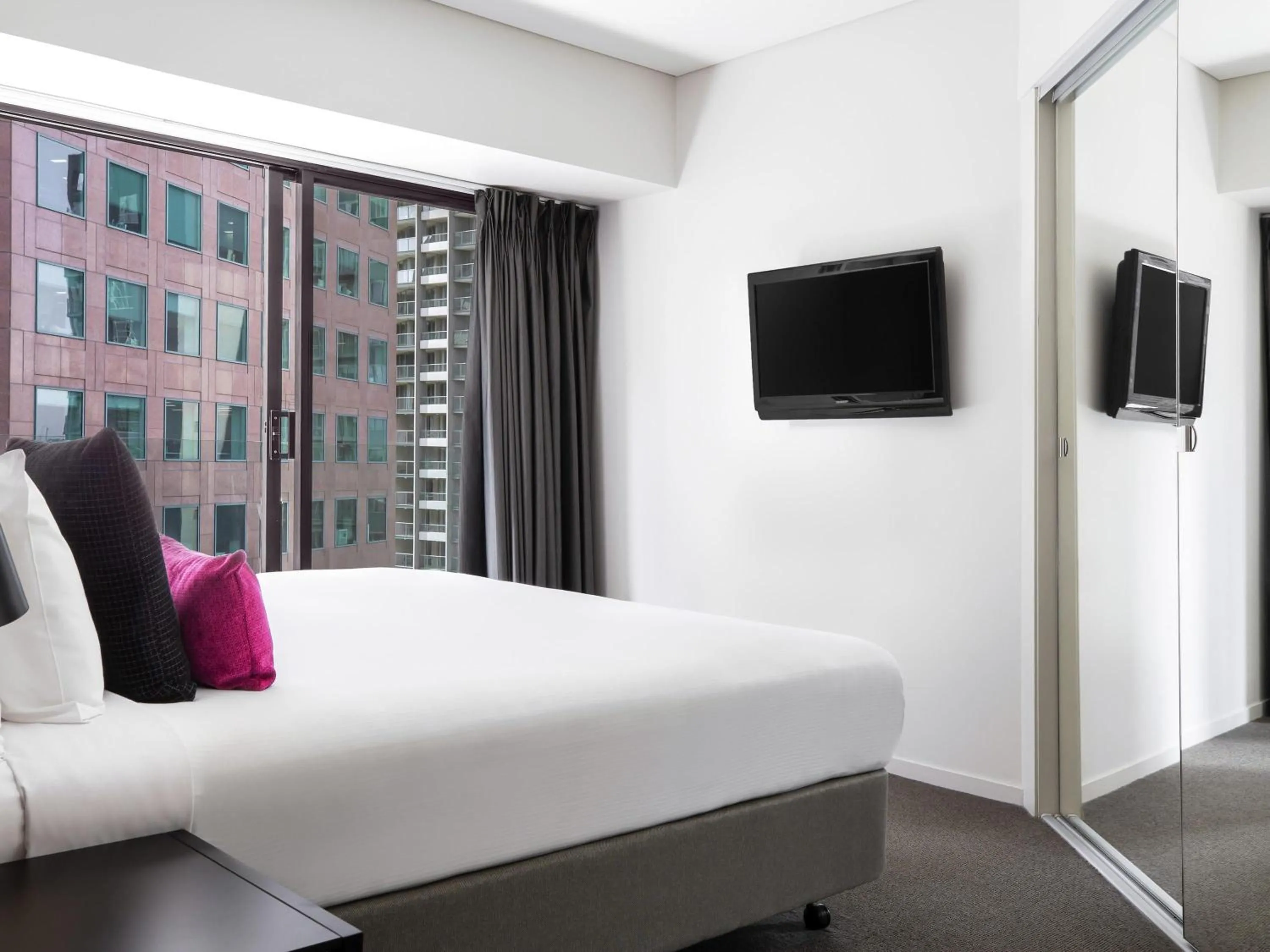 Bedroom, Bed in Mantra Southbank
