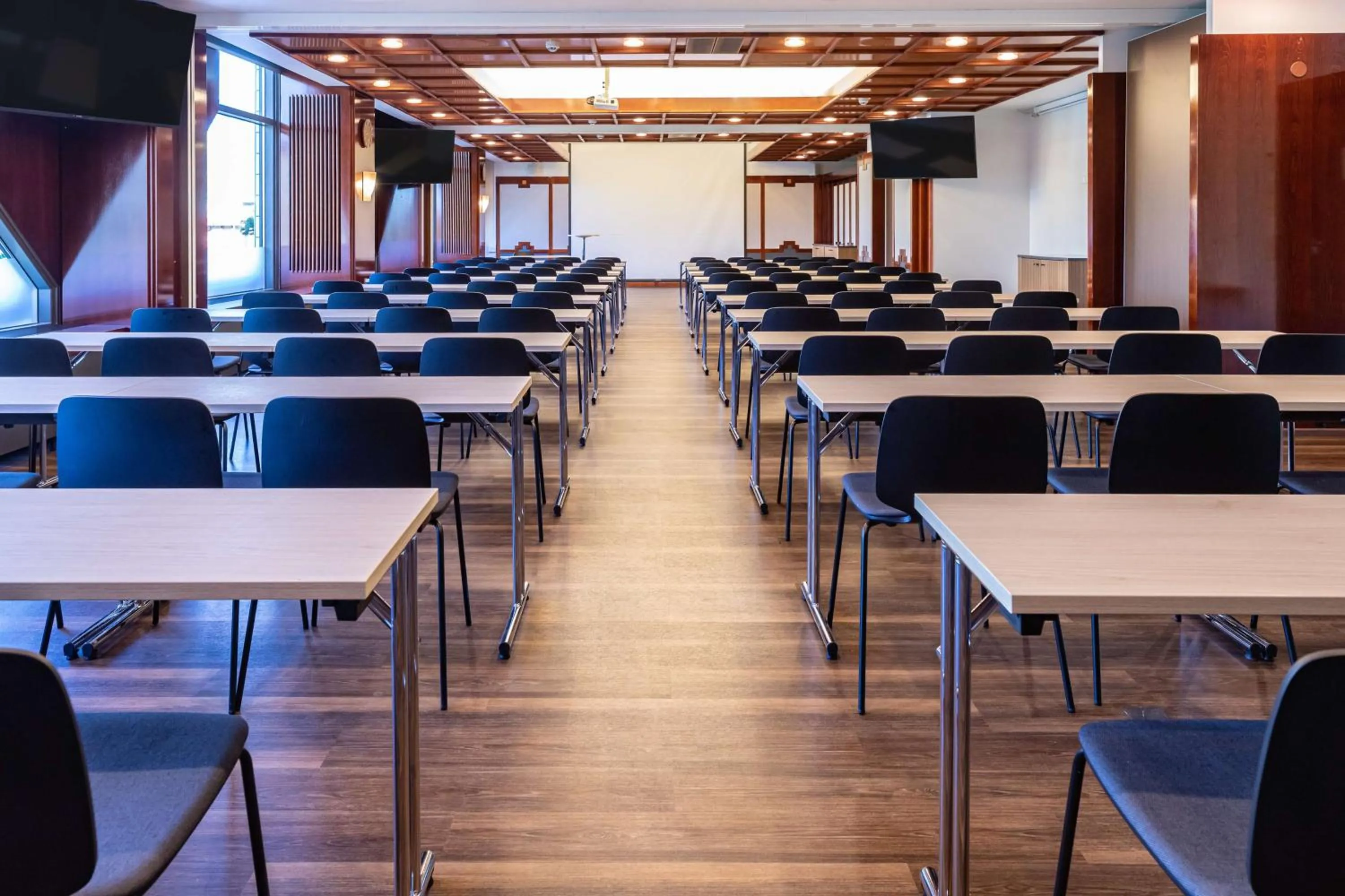Photo of the whole room in Scandic Jyväskylä Station