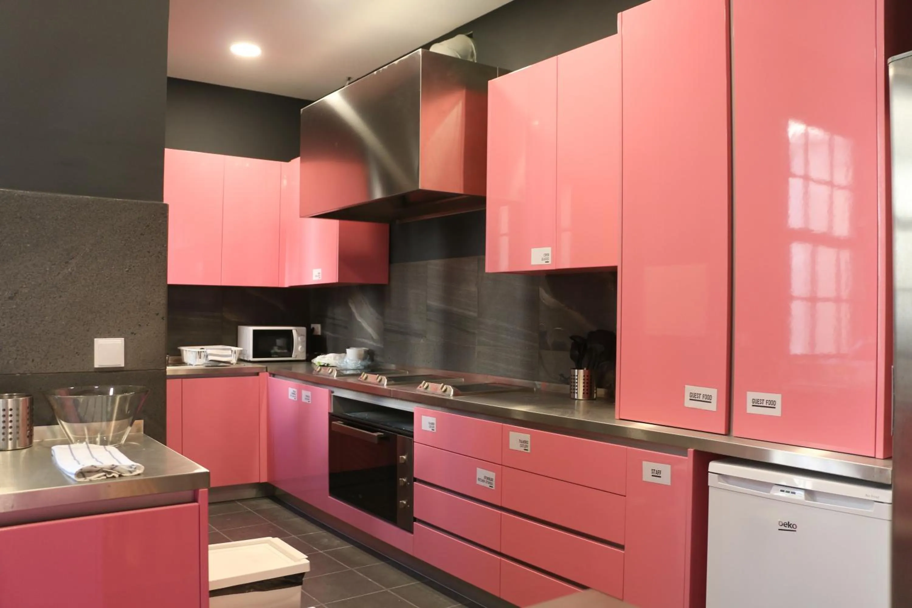 Communal kitchen in Nice Way Porto Hostel